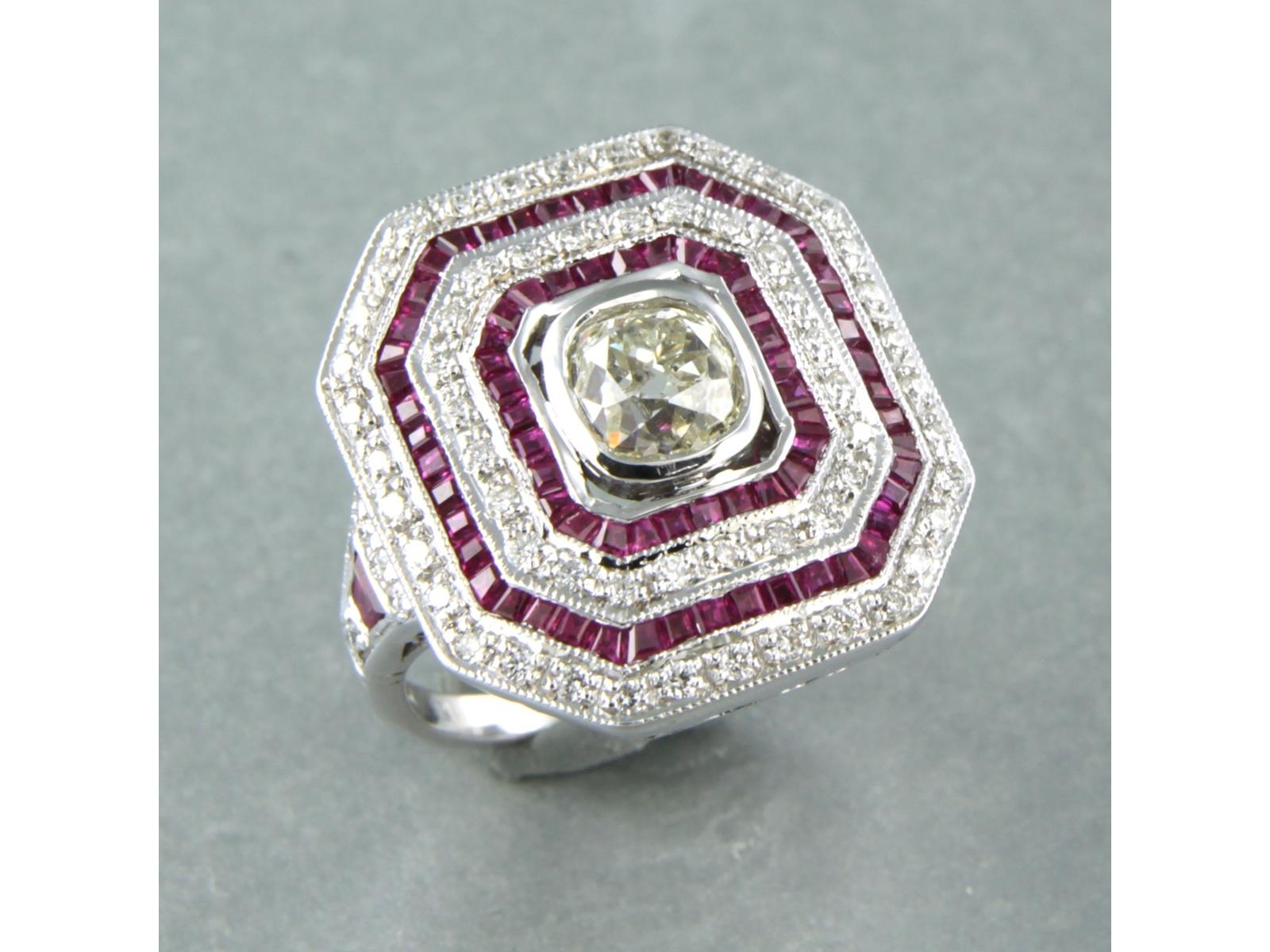 Anillo de oro blanco de 14k de estilo art déco engastado con una talla antigua central y un séquito de rubíes y diamantes talla brillante - talla US. 7 - EU. 17.25 (54)

descripción detallada

la parte delantera del anillo mide 7,4 mm de alto y 2,2