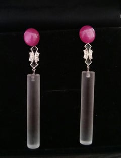 Pendants d'oreilles de style Art déco en cristal de roche, cylindres, rubis, or, diamants et émail