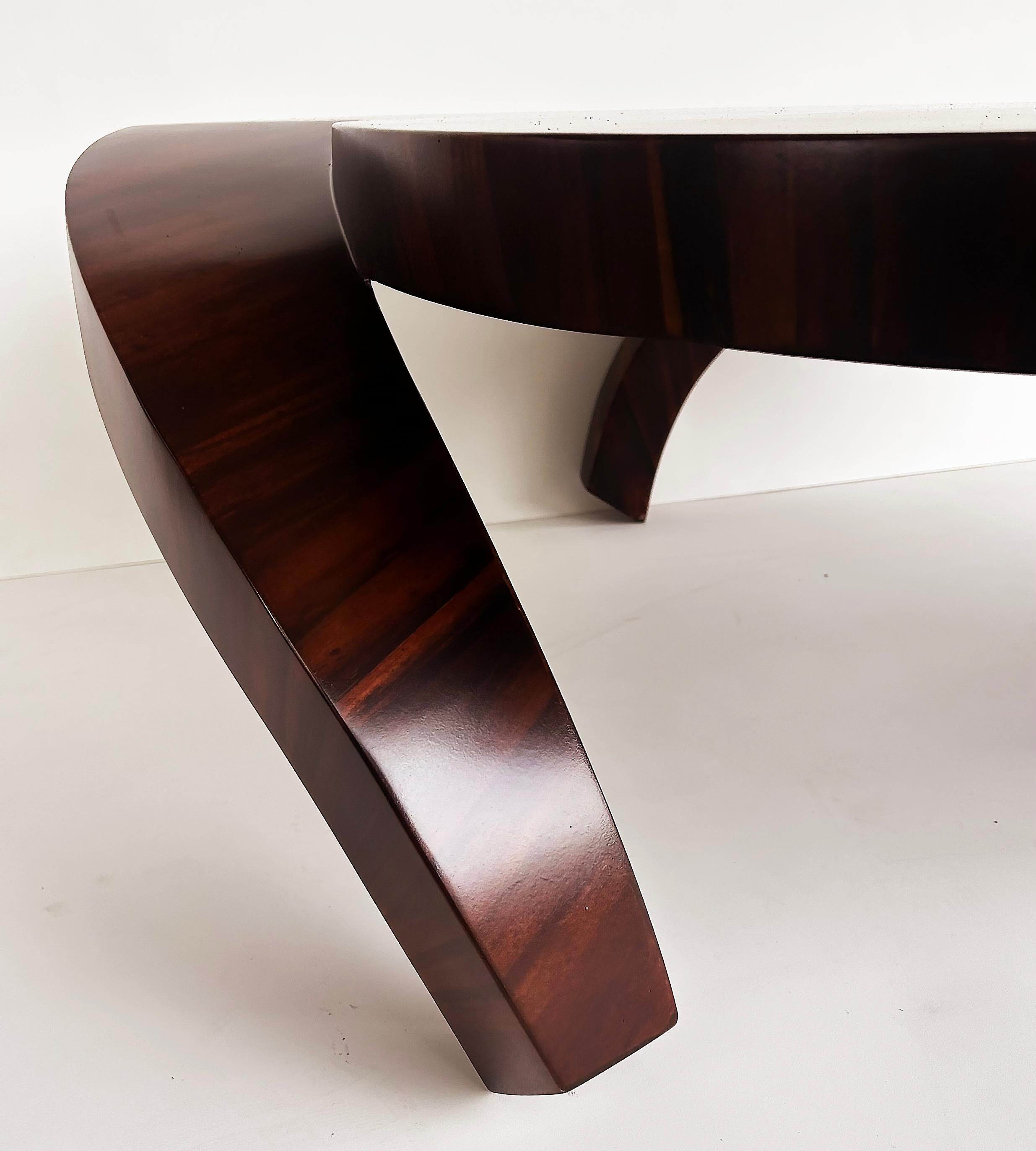 Impiallacciato Tavolino da caffè in palissandro in stile Art Déco con un'insolita forma scultorea, XX C. in vendita