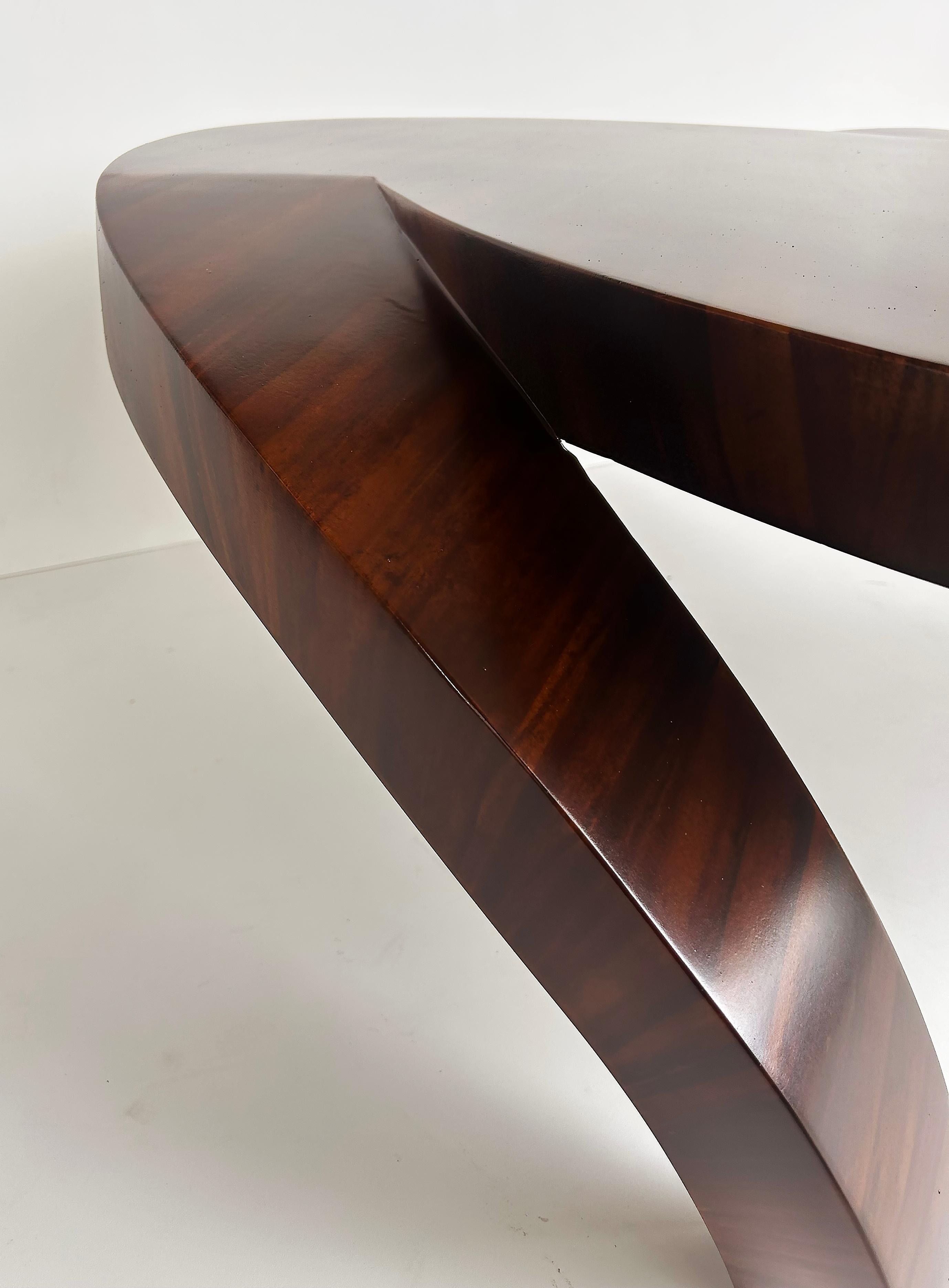 Tavolino da caffè in palissandro in stile Art Déco con un'insolita forma scultorea, XX C. In condizioni buone in vendita a Miami, FL