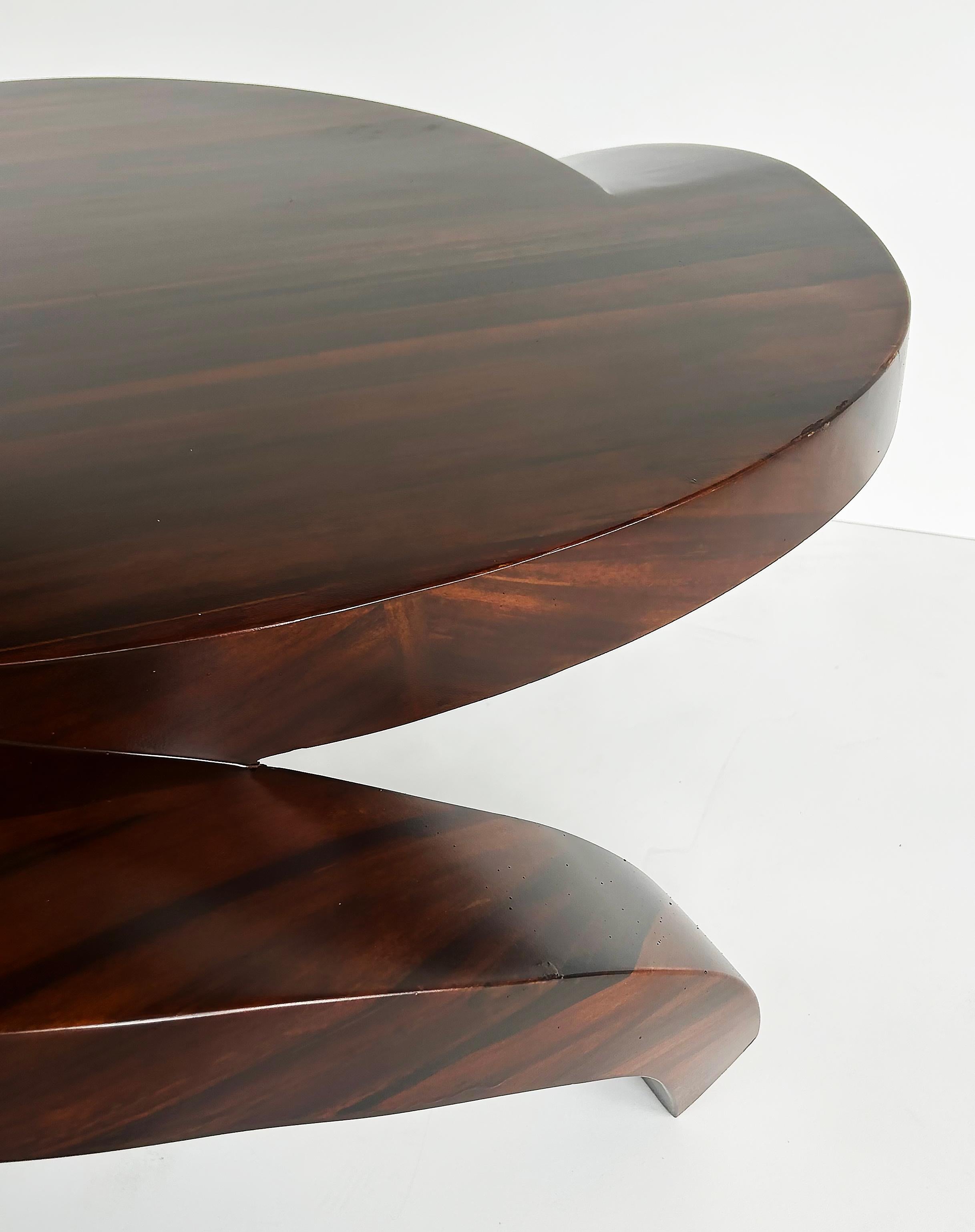 XX secolo Tavolino da caffè in palissandro in stile Art Déco con un'insolita forma scultorea, XX C. in vendita