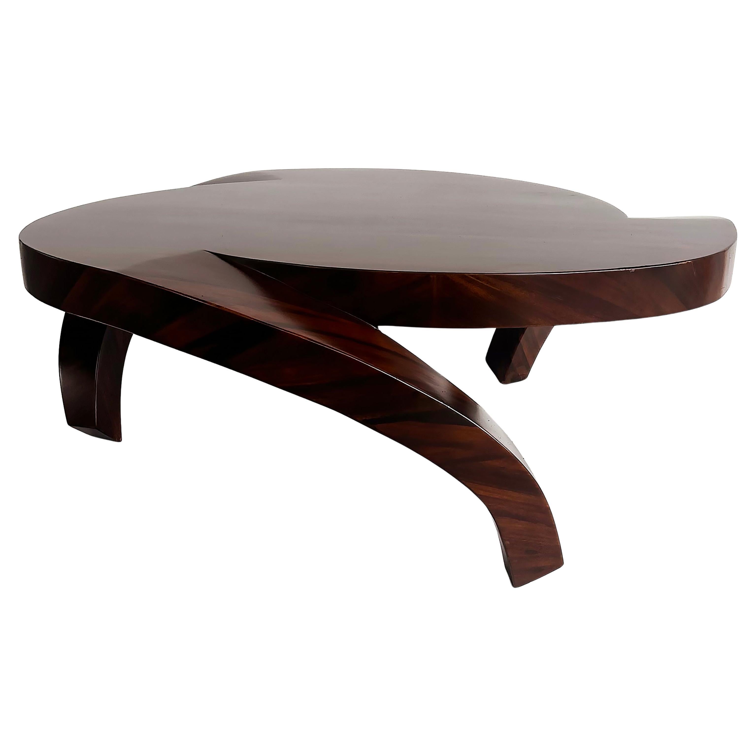 Tavolino da caffè in palissandro in stile Art Déco con un
insolita forma scultorea, XX C.