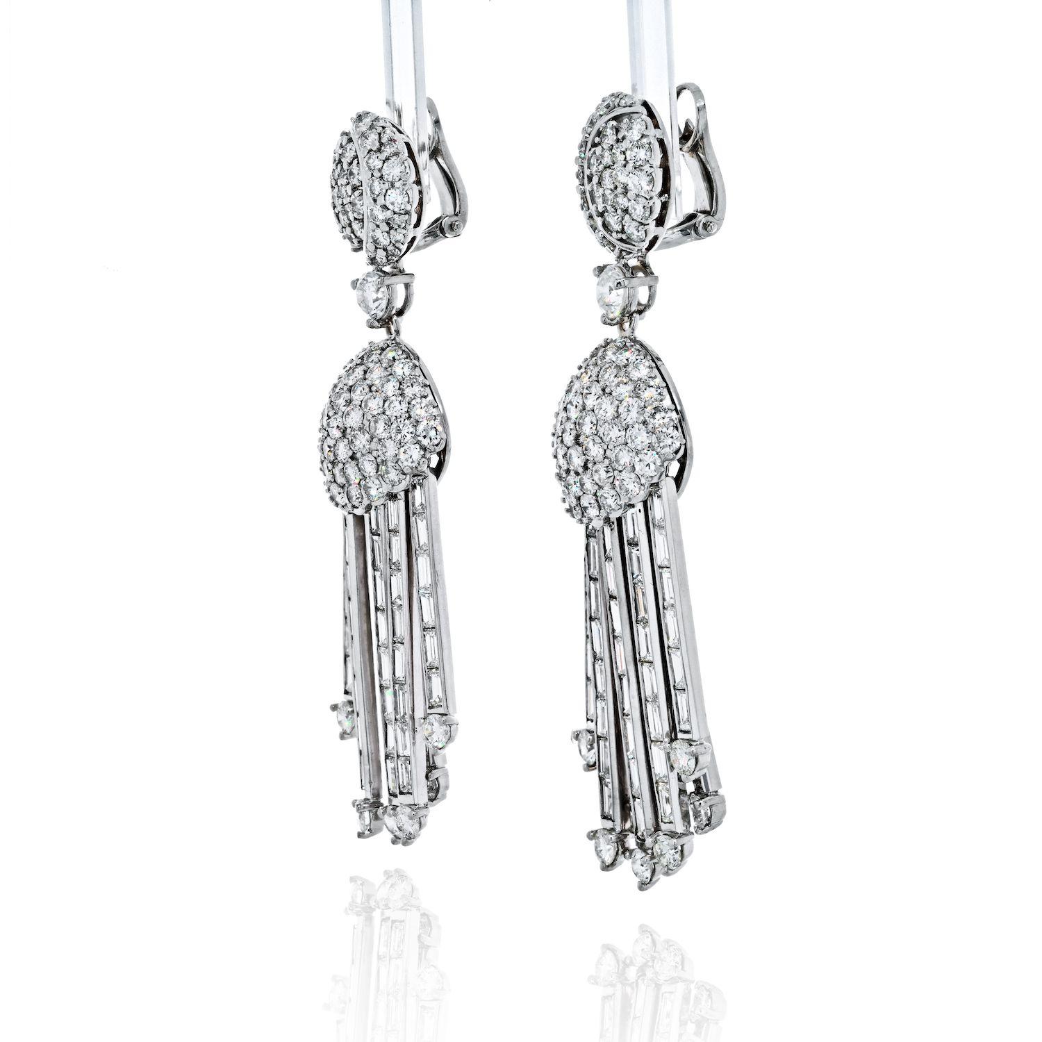Ohrringe im Art-Déco-Stil mit runden und baumelnden Diamanten im Baguetteschliff im Zustand „Hervorragend“ im Angebot in New York, NY