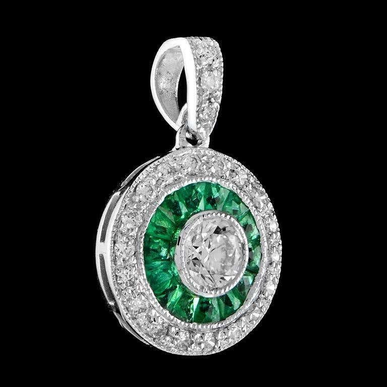 Art Deco Style Round Brilliant Diamond with Emerald Pendant in 18K White Gold In New Condition For Sale In Bangkok, TH