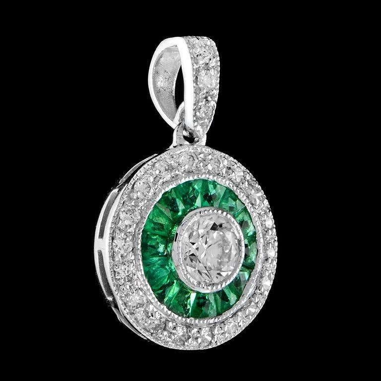 Runder Brillant-Diamant mit Smaragd-Anhänger im Art-Deco-Stil aus 18 Karat Weißgold (Brillantschliff) im Angebot