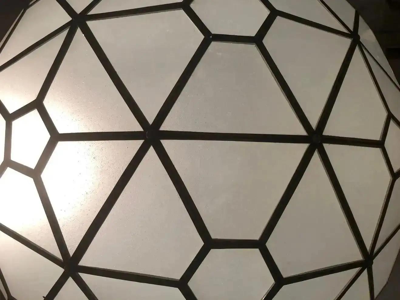 Lampadario o pendente rotondo in stile Art Déco, vetro lattimo e intarsi in ottone, una coppia in vendita 8