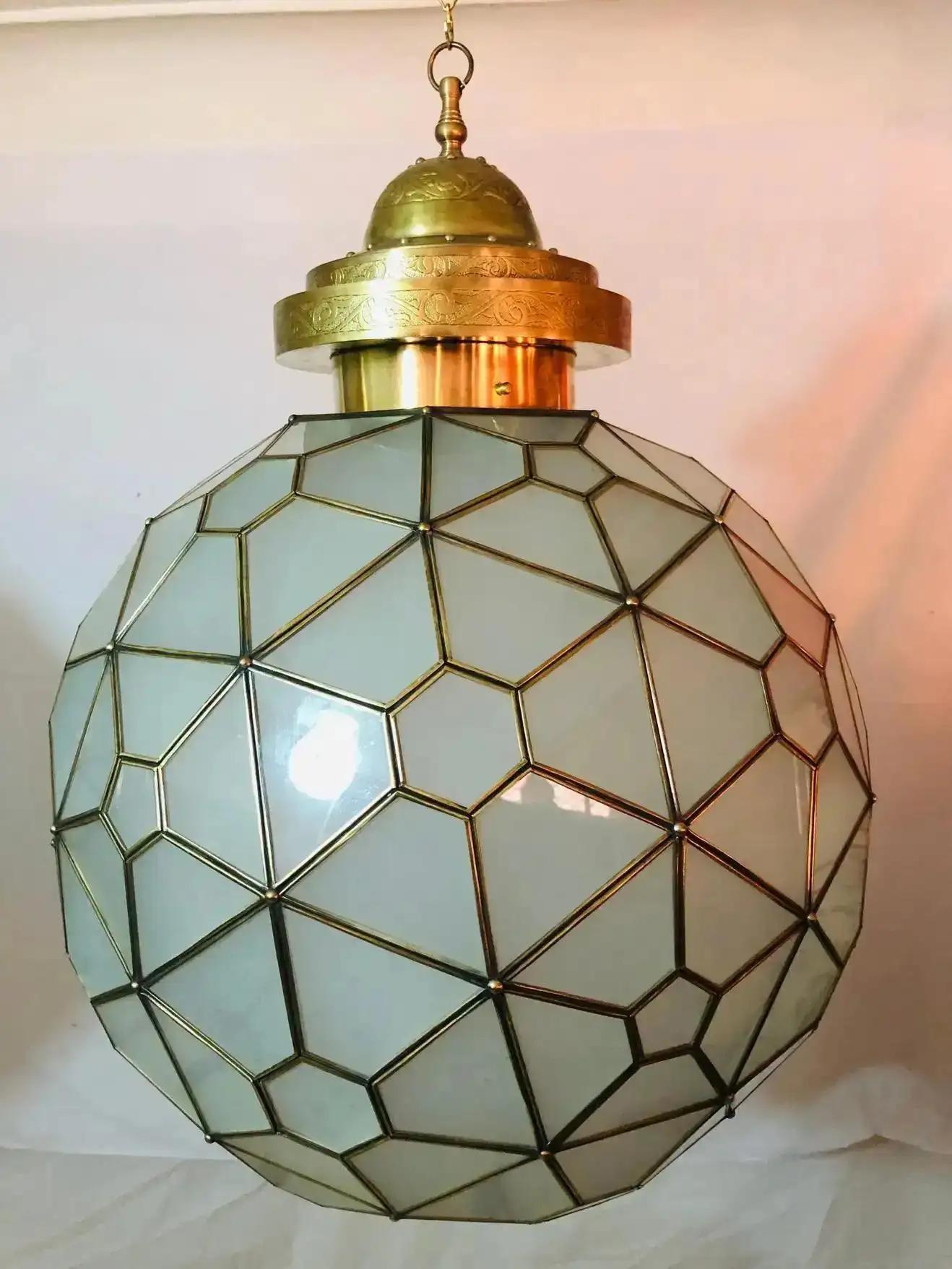 Lampadario o pendente rotondo in stile Art Déco, vetro lattimo e intarsi in ottone, una coppia In condizioni buone in vendita a Plainview, NY