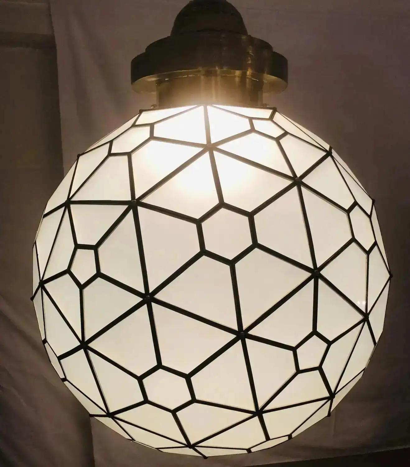 Lampadario o pendente rotondo in stile Art Déco, vetro lattimo e intarsi in ottone, una coppia in vendita 4