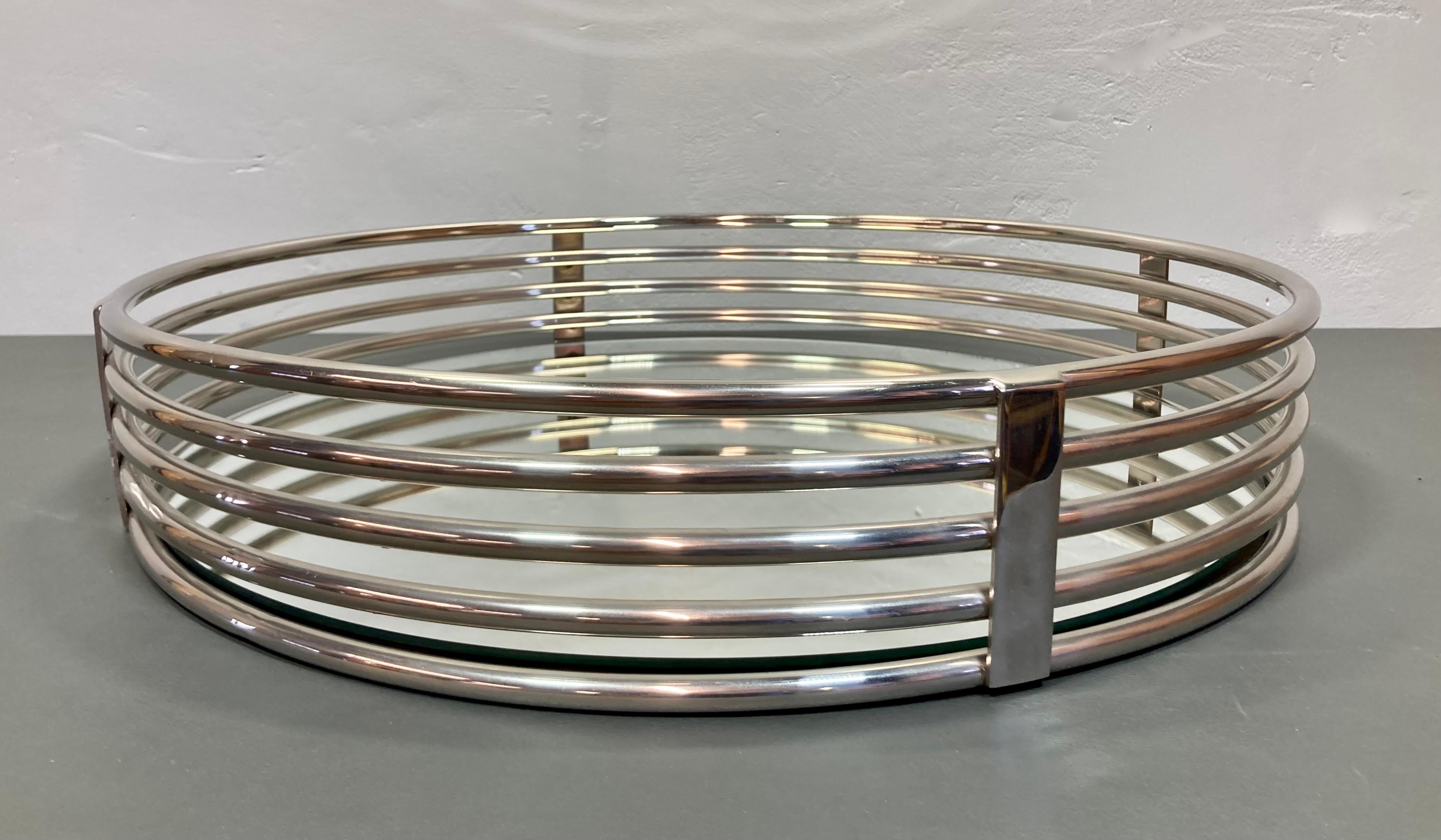 Grande ed elegante vassoio in stile art déco. I lati del tubo sono cromati in argento e l'intera superficie del vassoio è a specchio. Perfetto per qualsiasi spazio abitativo in stile MCM. 

24,5