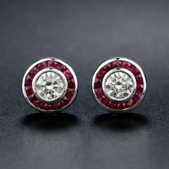 Boucles d'oreilles en or blanc 14K de style Art Déco avec diamant rond et rubis en taille fantaisie Halo