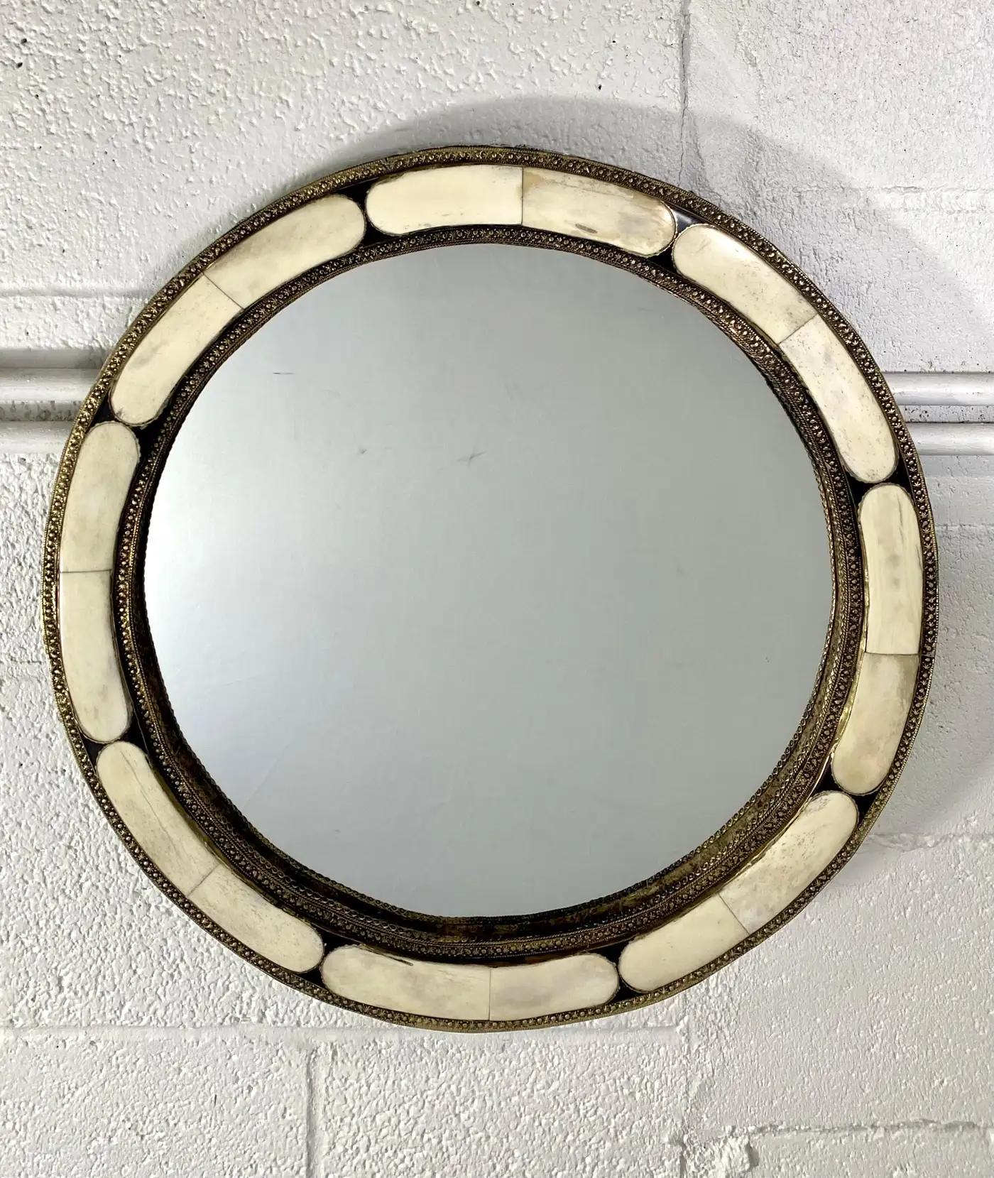 Una coppia di  Specchi rotondi in stile Art Deco, che fondono perfettamente elementi classici e raffinatezza moderna. Le cornici rotonde sono una sorprendente combinazione di intarsi in osso bianco, meticolosamente incastonati nel bordo esterno