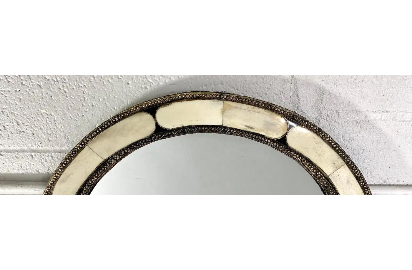Specchio rotondo con cornice bianca e intarsio in filigrana d'ottone anticato in stile Deco, una coppia In condizioni buone in vendita a Plainview, NY