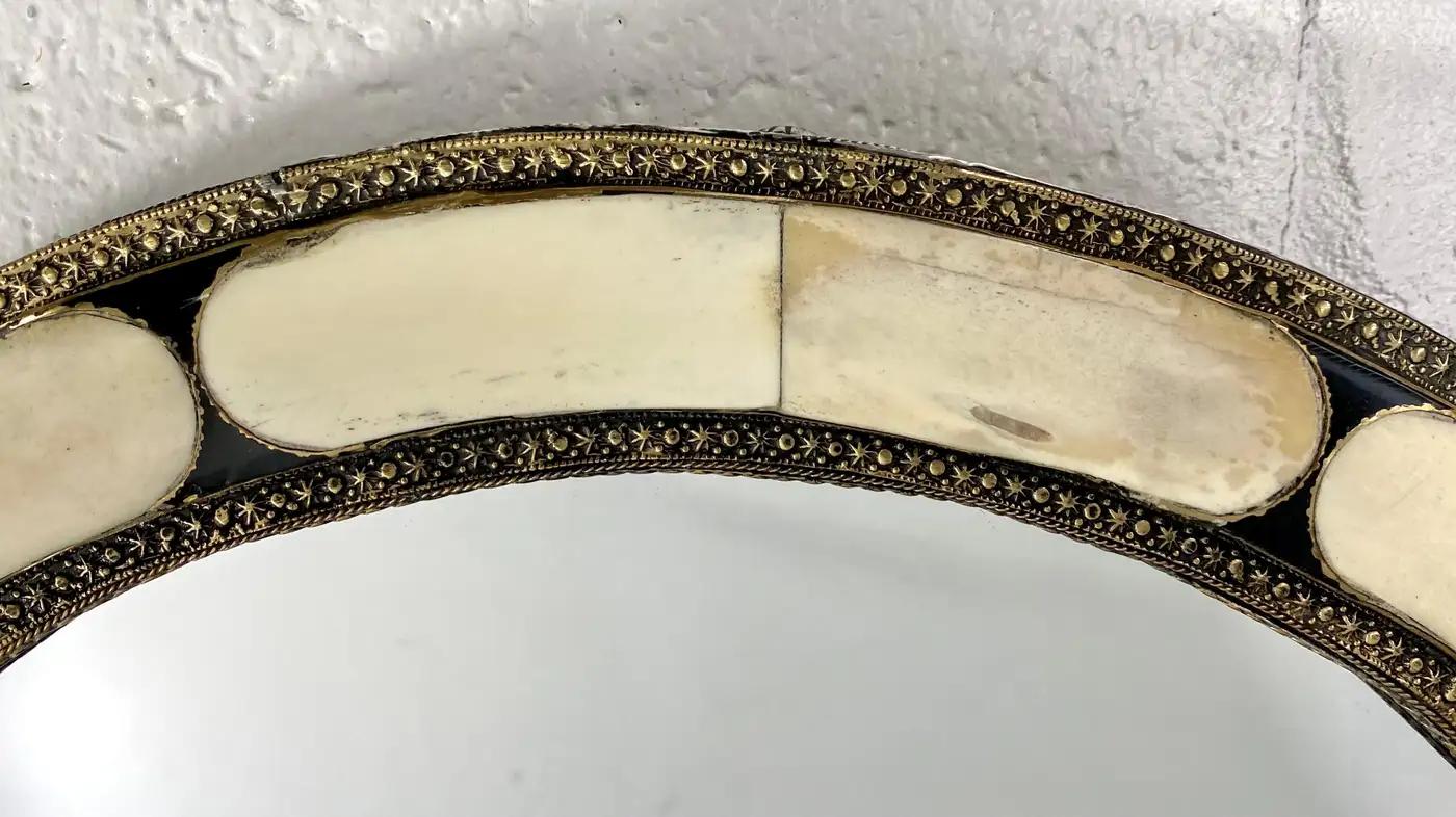 XX secolo Specchio rotondo con cornice bianca e intarsio in filigrana d'ottone anticato in stile Deco, una coppia in vendita