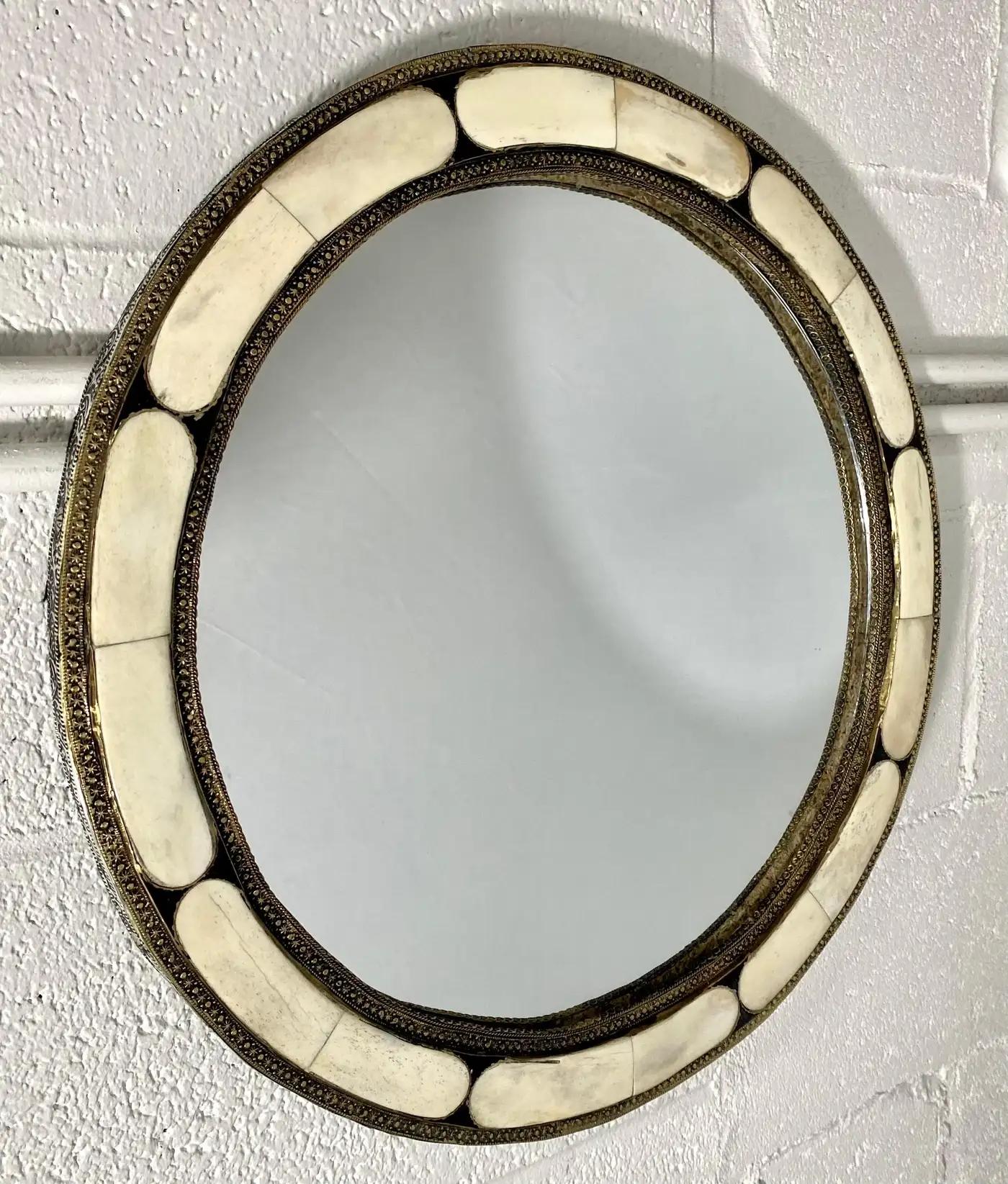 Specchio rotondo con cornice bianca e intarsio in filigrana d'ottone anticato in stile Deco, una coppia in vendita 1
