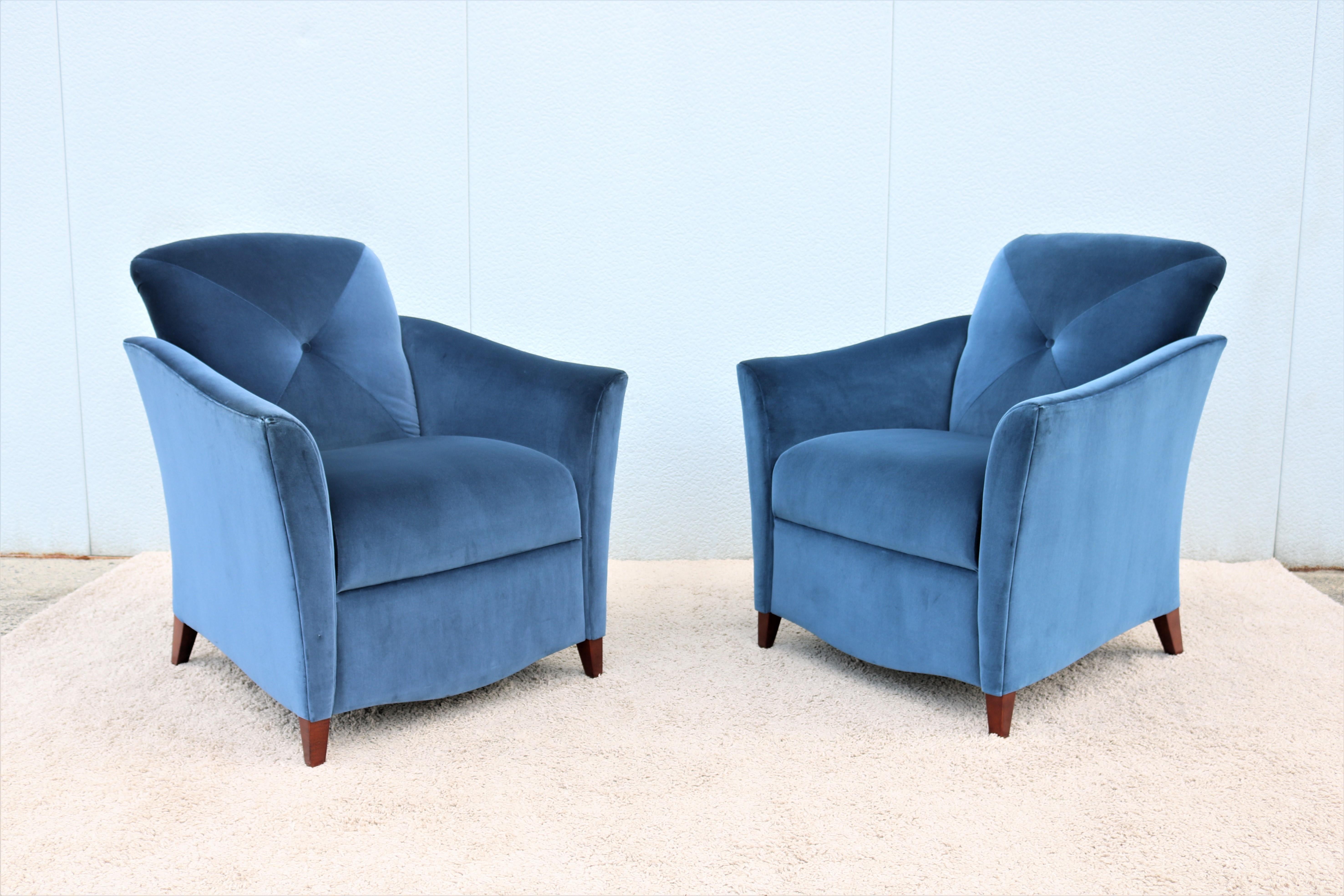 Diese fabelhaften Portrait Lounge Chairs im Art Deco Stil werden von Jofco in Handarbeit aus den besten Materialien und in bester Handwerkskunst hergestellt.
Das perfekt geschwungene Design und die sanft zurückgelehnte Rückenlehne sorgen für