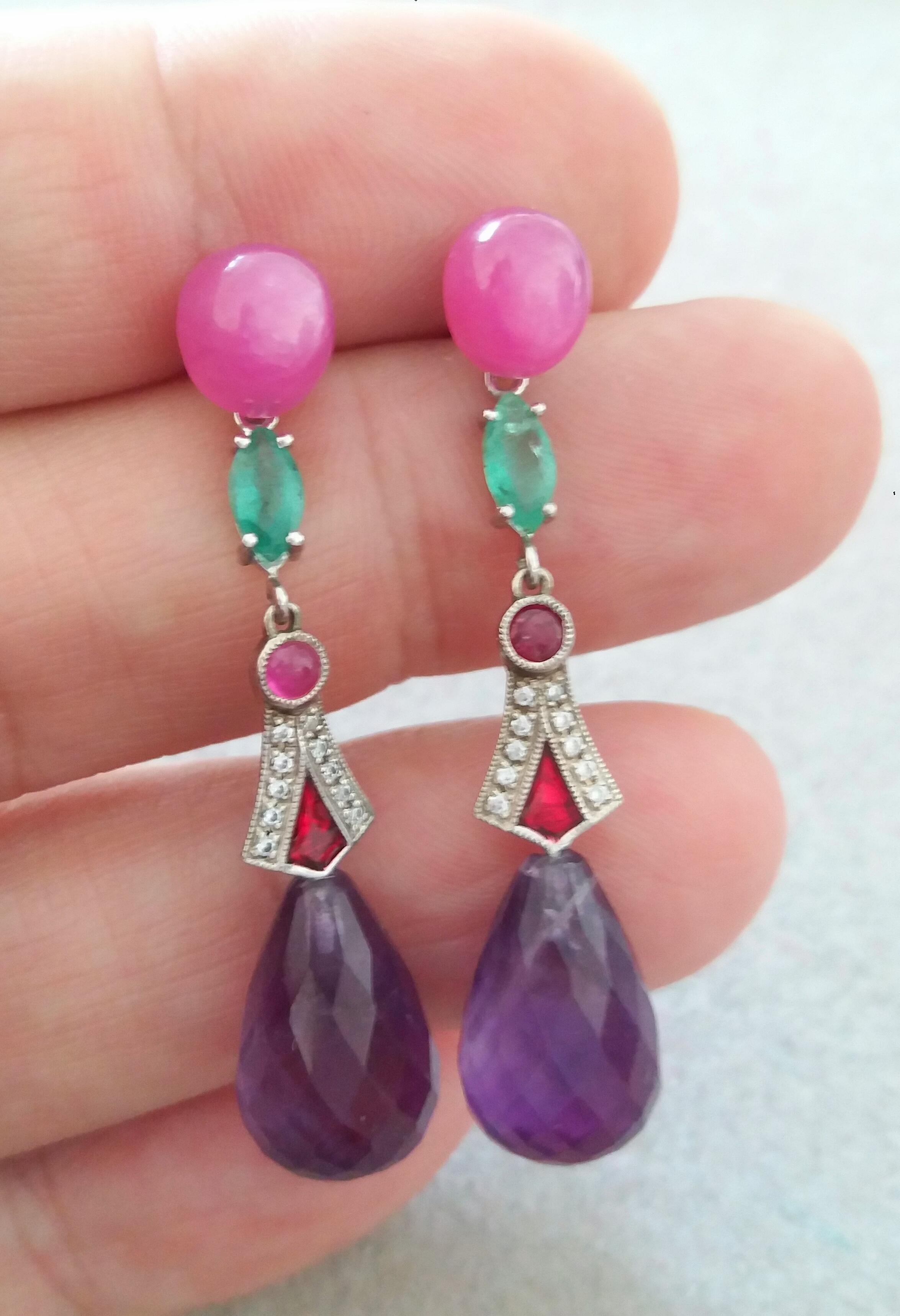 Boucles d'oreilles en goutte de style Art déco en or, rubis, émeraudes, émaux rouges, diamants et améthyste Pour femmes en vente