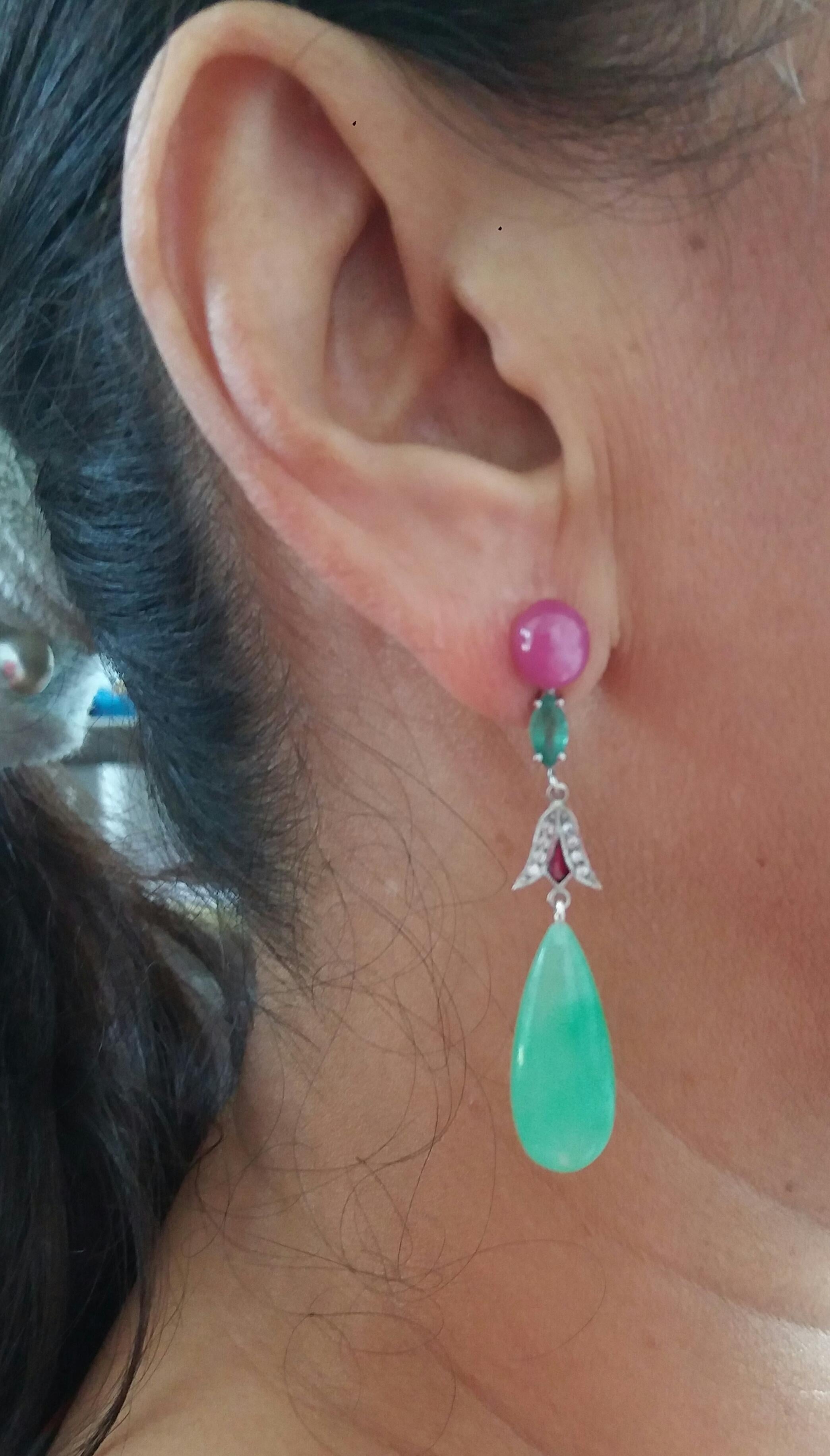 Boucles d'oreilles en goutte de style Art déco en or, rubis, émeraudes, émaux rouges, diamants et jade en vente 5
