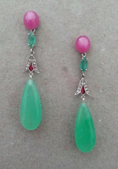 Orecchini a goccia in stile Art Deco con rubini, smeraldi, oro e smalti rossi, diamanti e giada