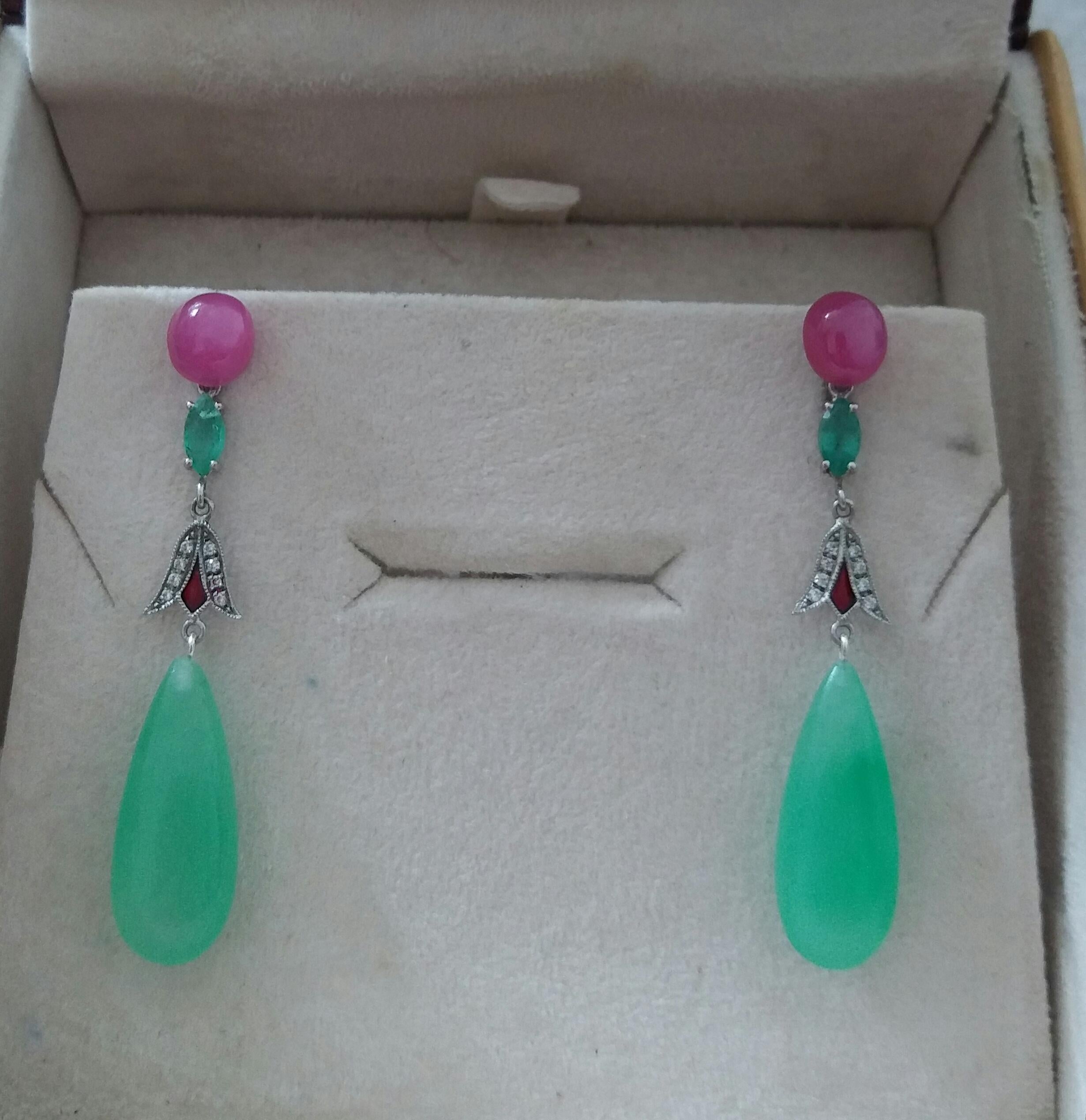 Boucles d'oreilles en goutte de style Art déco en or, rubis, émeraudes, émaux rouges, diamants et jade en vente 1