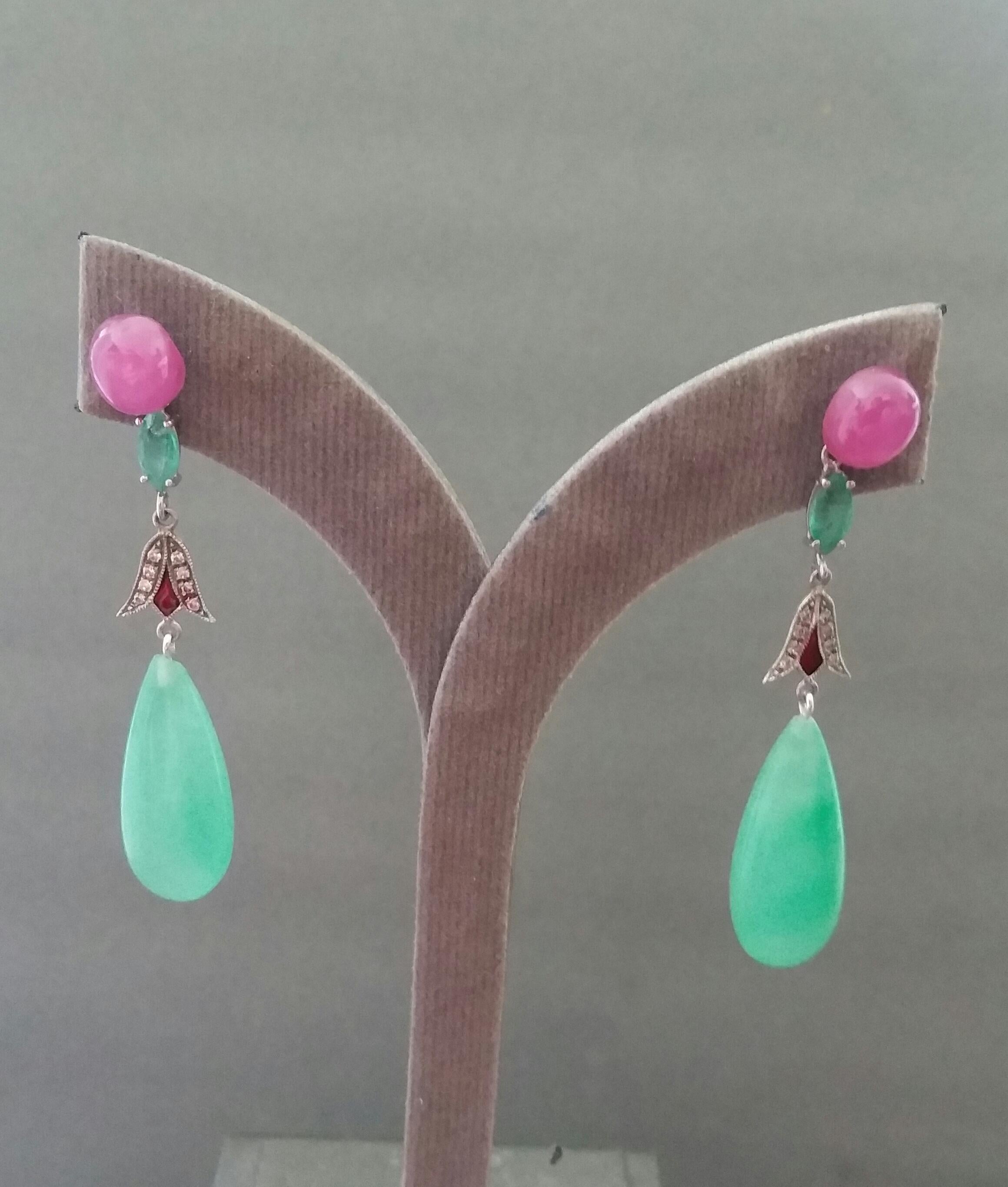 Boucles d'oreilles en goutte de style Art déco en or, rubis, émeraudes, émaux rouges, diamants et jade en vente 3