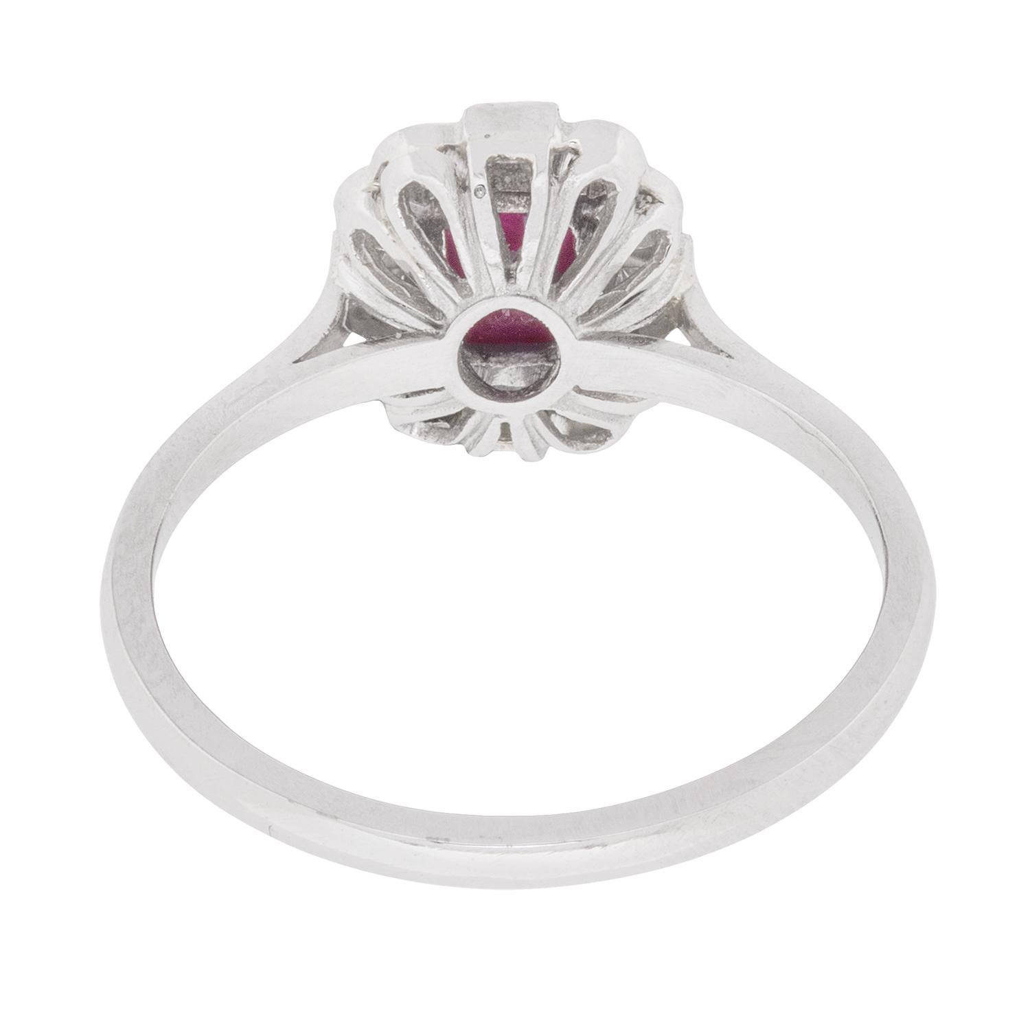 Rubin- und Diamant-Cluster-Ring im Art-déco-Stil, ca. 1950er Jahre im Zustand „Hervorragend“ im Angebot in London, GB