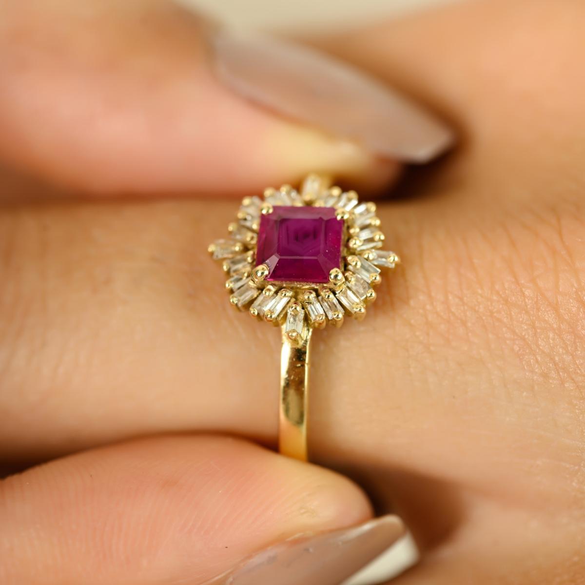 in vendita:  Anello a grappolo di rubini e diamanti a raggiera in stile Art Déco in oro giallo 14 ct. 2