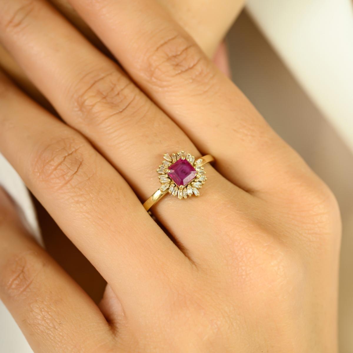 in vendita:  Anello a grappolo di rubini e diamanti a raggiera in stile Art Déco in oro giallo 14 ct. 4