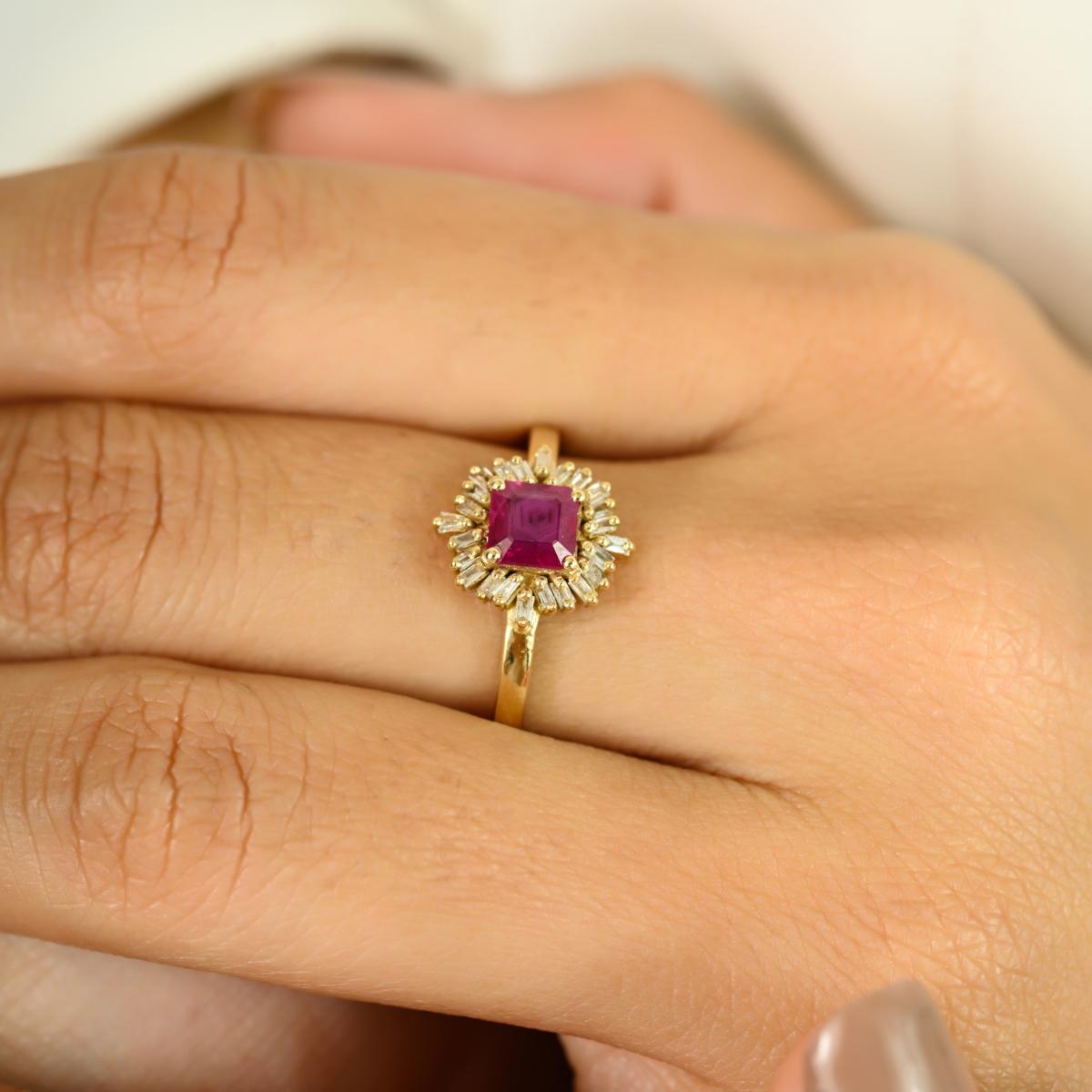 in vendita:  Anello a grappolo di rubini e diamanti a raggiera in stile Art Déco in oro giallo 14 ct. 6