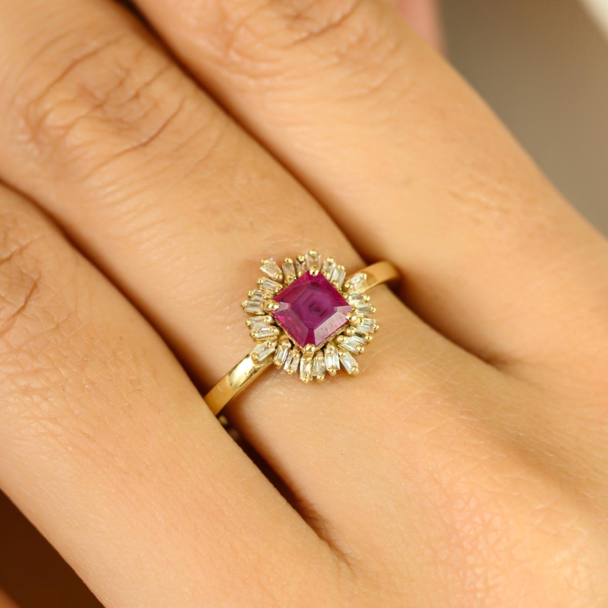 in vendita:  Anello a grappolo di rubini e diamanti a raggiera in stile Art Déco in oro giallo 14 ct. 8
