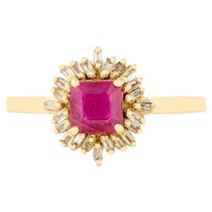 Anello a grappolo di rubini e diamanti a raggiera in stile Art Déco in oro giallo 14 ct.