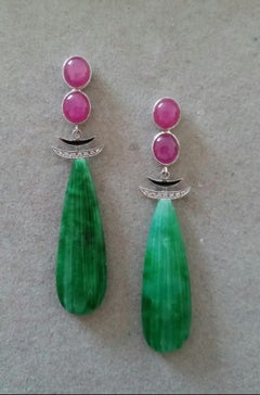 Orecchini a pendente di giada intagliata in oro 14 Kt con diamanti e smalto in stile Art Carved