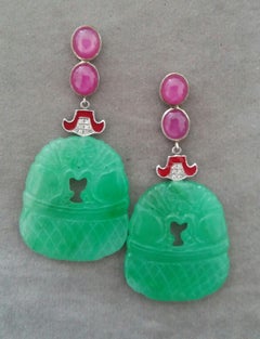 Orecchini a pendente di giada intagliata in oro 14 Kt con diamanti e smalto in stile Art Carved