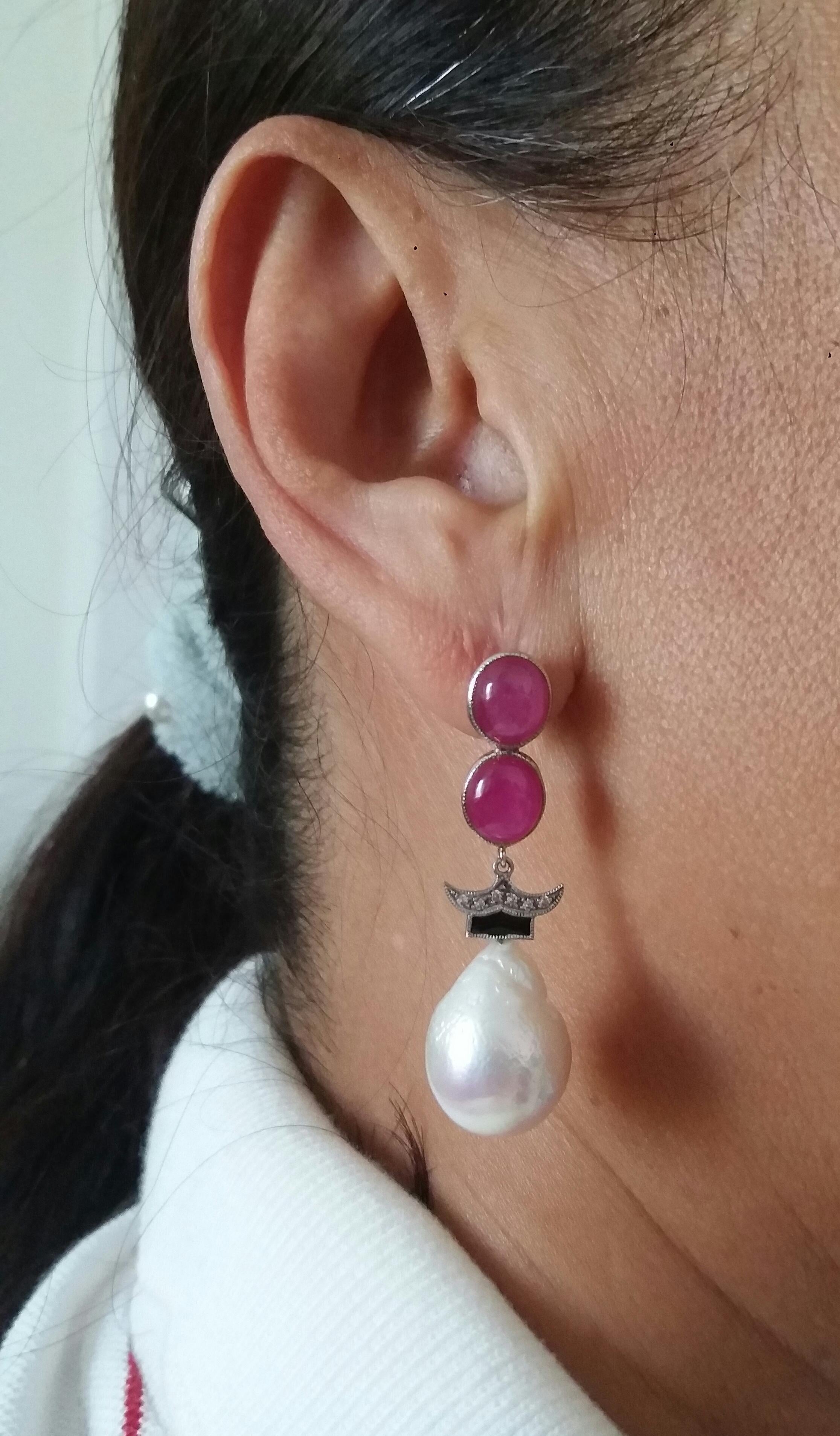 Orecchini di perle barocche in stile Art Deco con rubino e diamanti in oro e smalto nero in vendita 4