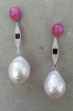 Orecchini di perle barocche in stile Art Deco con rubino e diamanti in oro e smalto nero