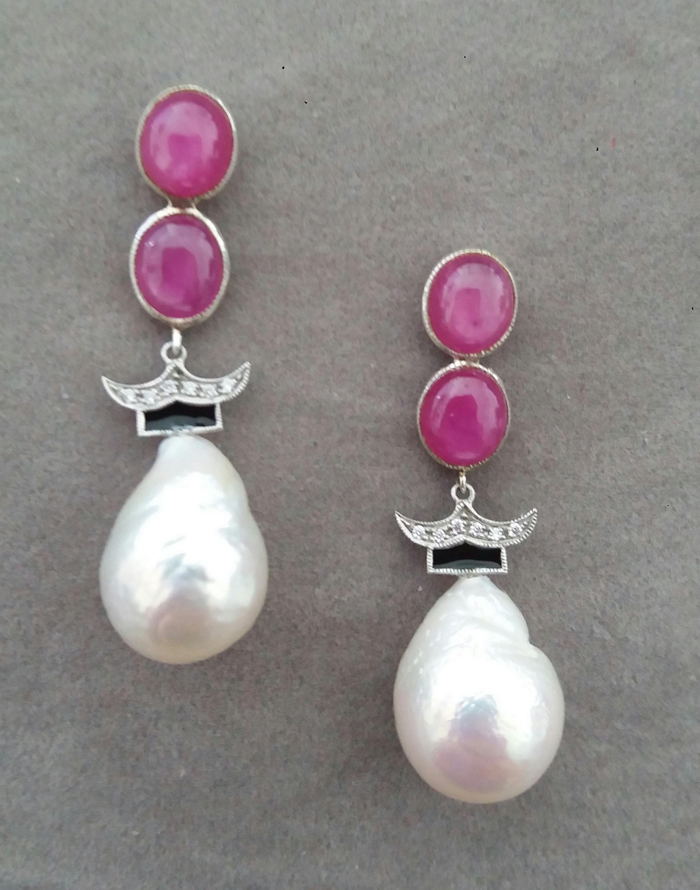 In questi modelli in stile Art Deco classico i piani hanno 4 parti.  cabochon ovali di rubino di 6x8 mm e un elemento in oro bianco con 14 diamanti e smalto nero.  sono  composto da 2 bianchi  misura delle perle barocche  13 x17  mm. 

Nel 1978 il