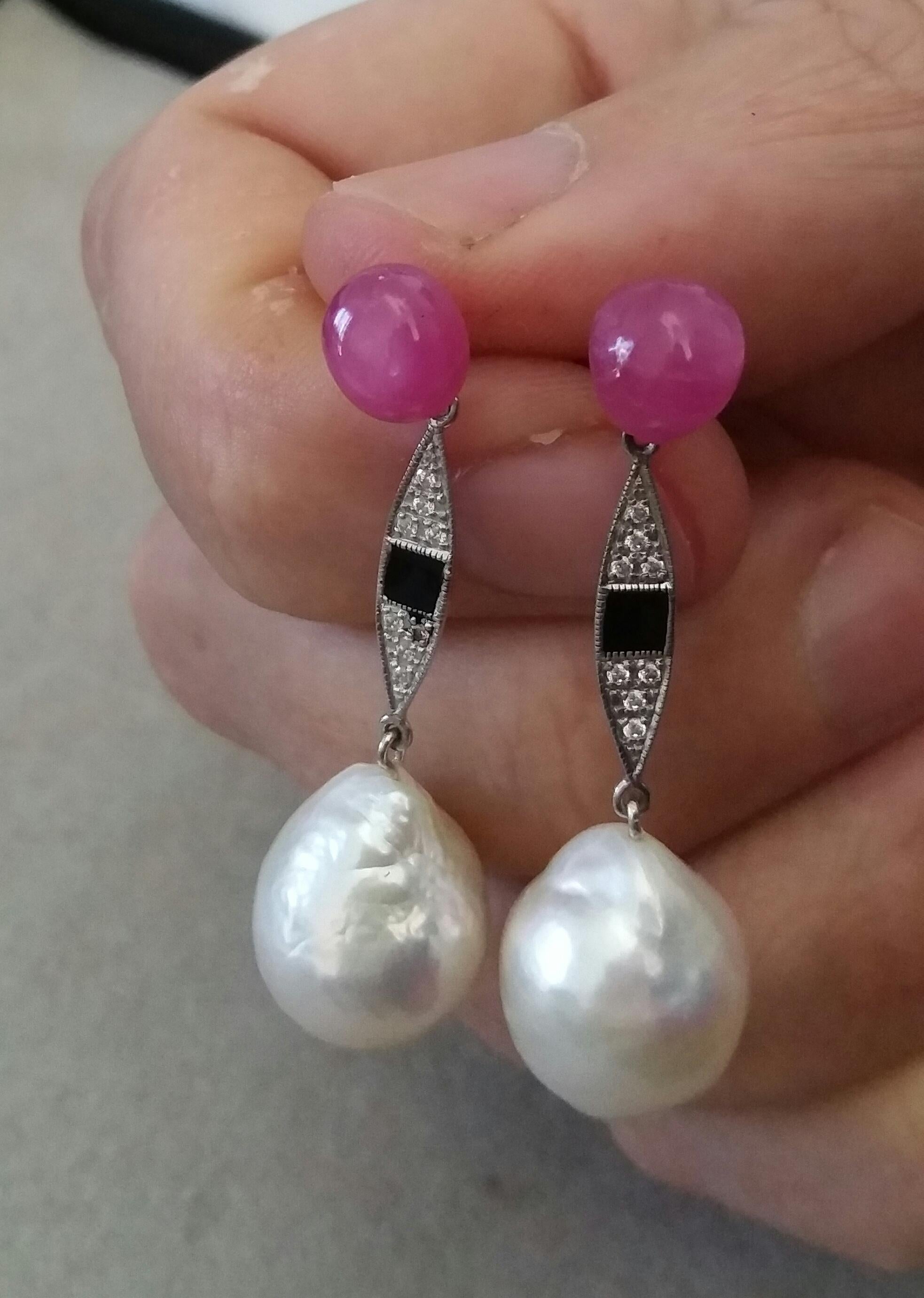 Boucles d'oreilles de style Art déco en or, diamants, émail noir et perles baroques en forme de caisse de rubis Pour femmes en vente
