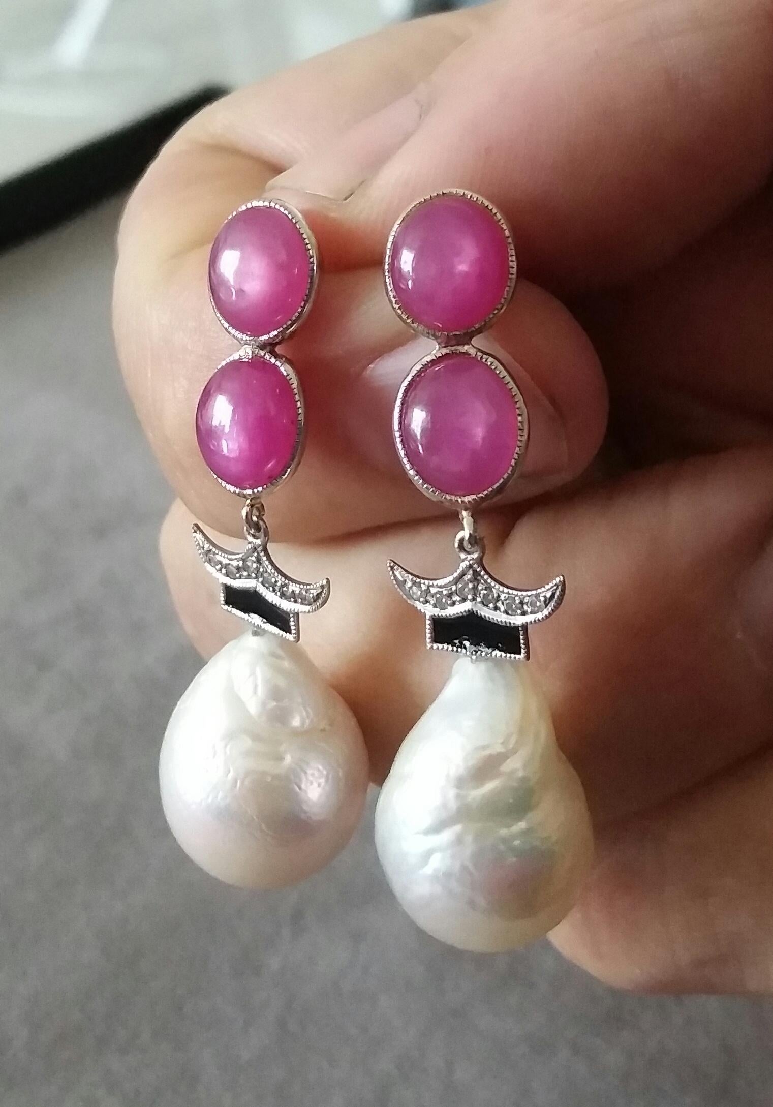 Orecchini di perle barocche in stile Art Deco con rubino e diamanti in oro e smalto nero In condizioni buone in vendita a Bangkok, TH