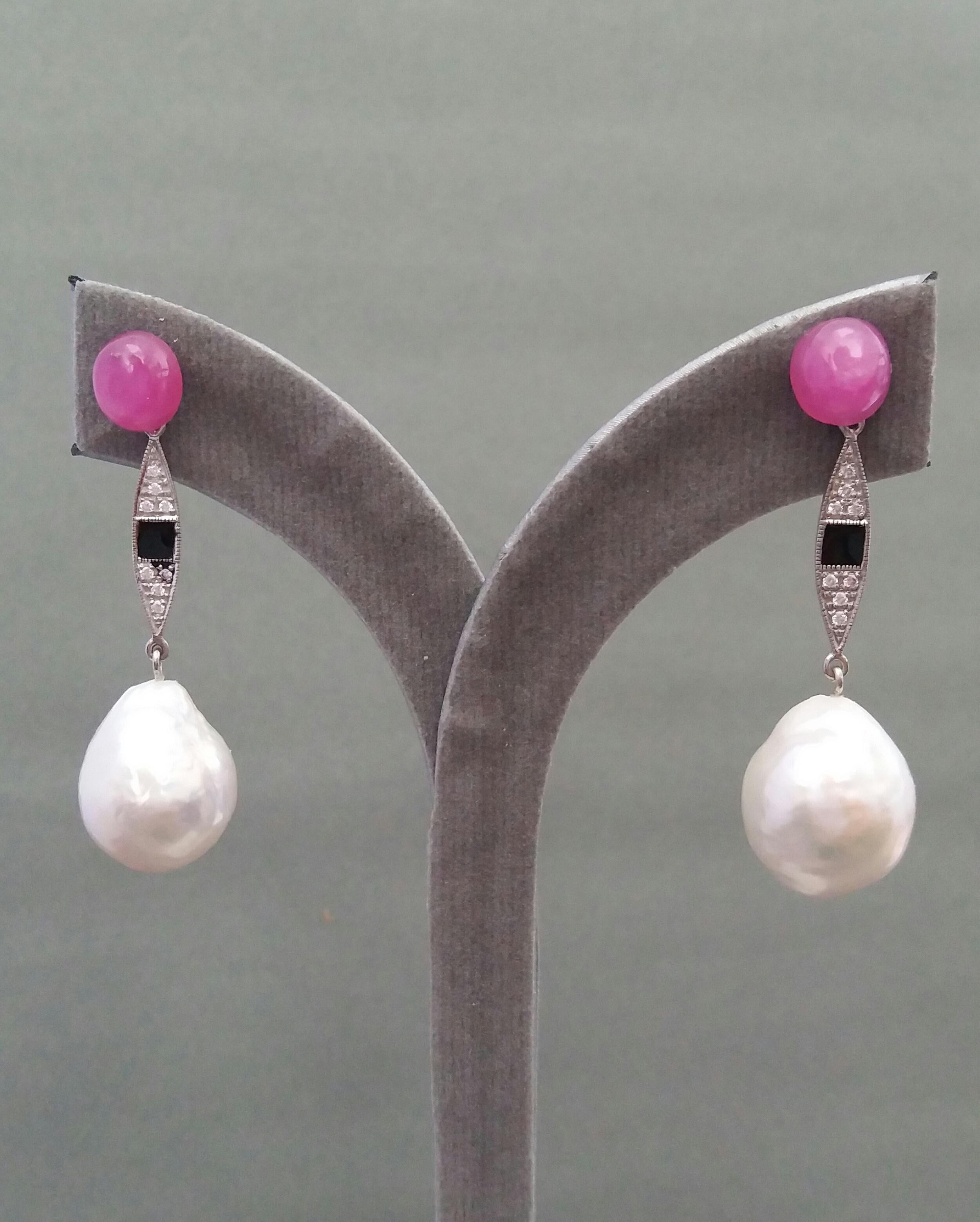 Boucles d'oreilles de style Art déco en or, diamants, émail noir et perles baroques en forme de caisse de rubis en vente 3