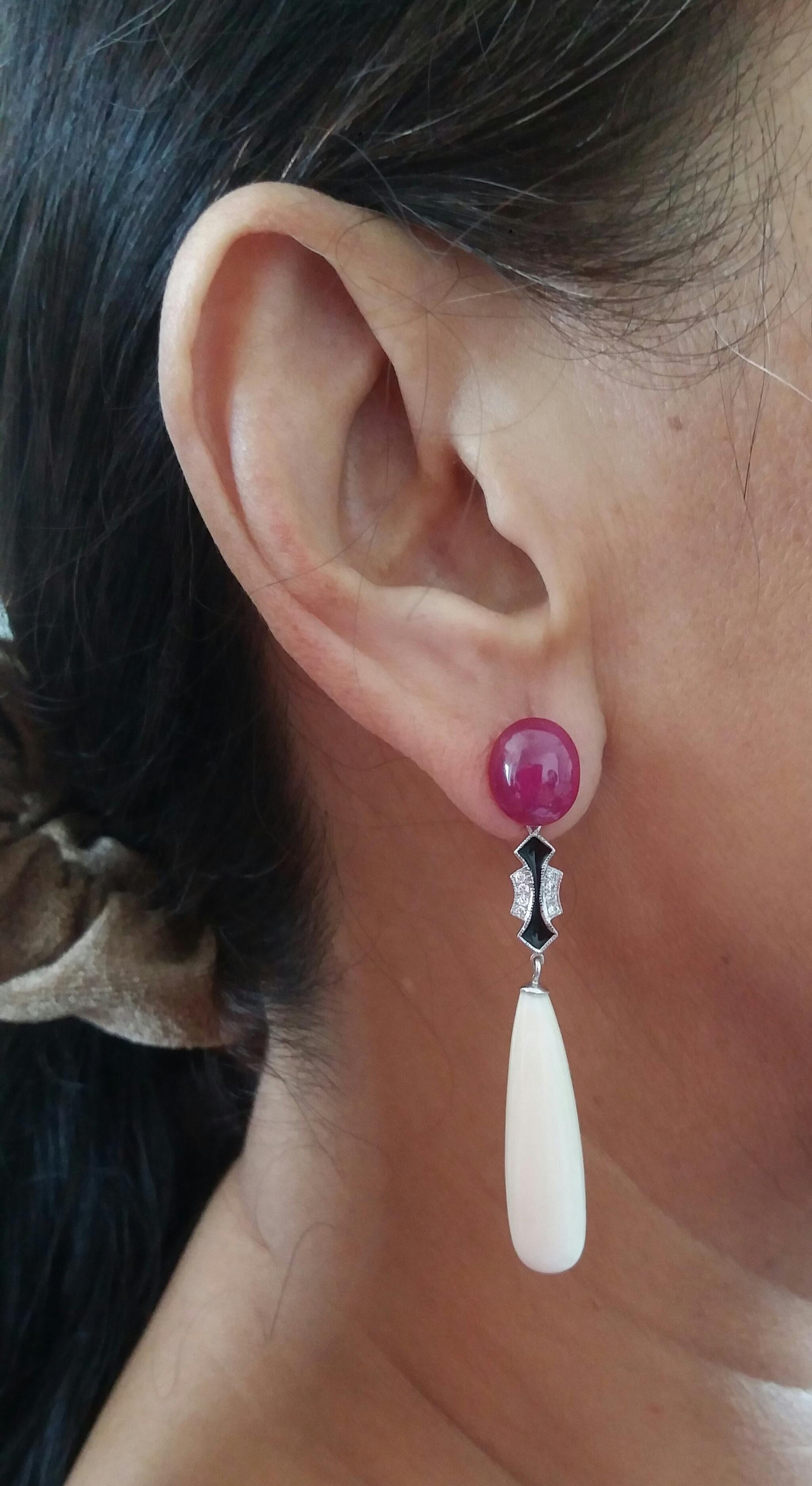 oben 2 große Rubin-Cabochons, dann ein Mittelteil aus Weißgold mit Diamanten und schwarzer Emaille, unten 2 runde Tropfen aus Mammutknochen
1978 begann unser Atelier in Italien mit der Herstellung von schlichtem, schickem Schmuck im Art-Déco-Stil,