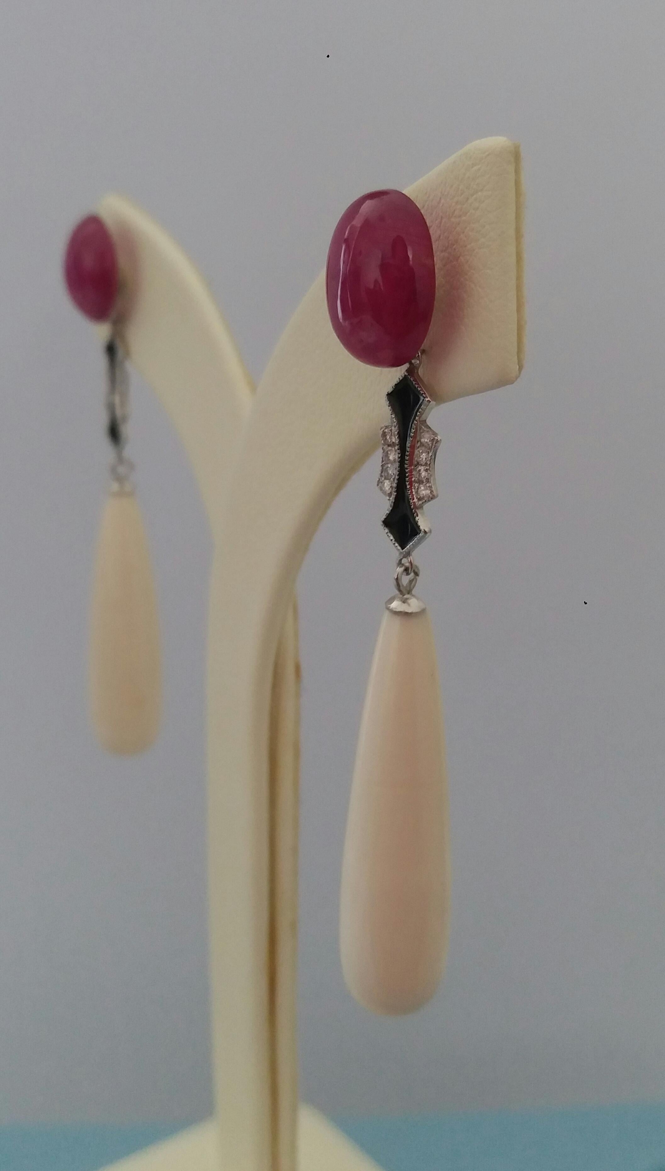 Stile Art Deco Rubino Cabs Oro Diamanti Smalto Nero Osso di Mammut  Orecchini a goccia In condizioni buone in vendita a Bangkok, TH