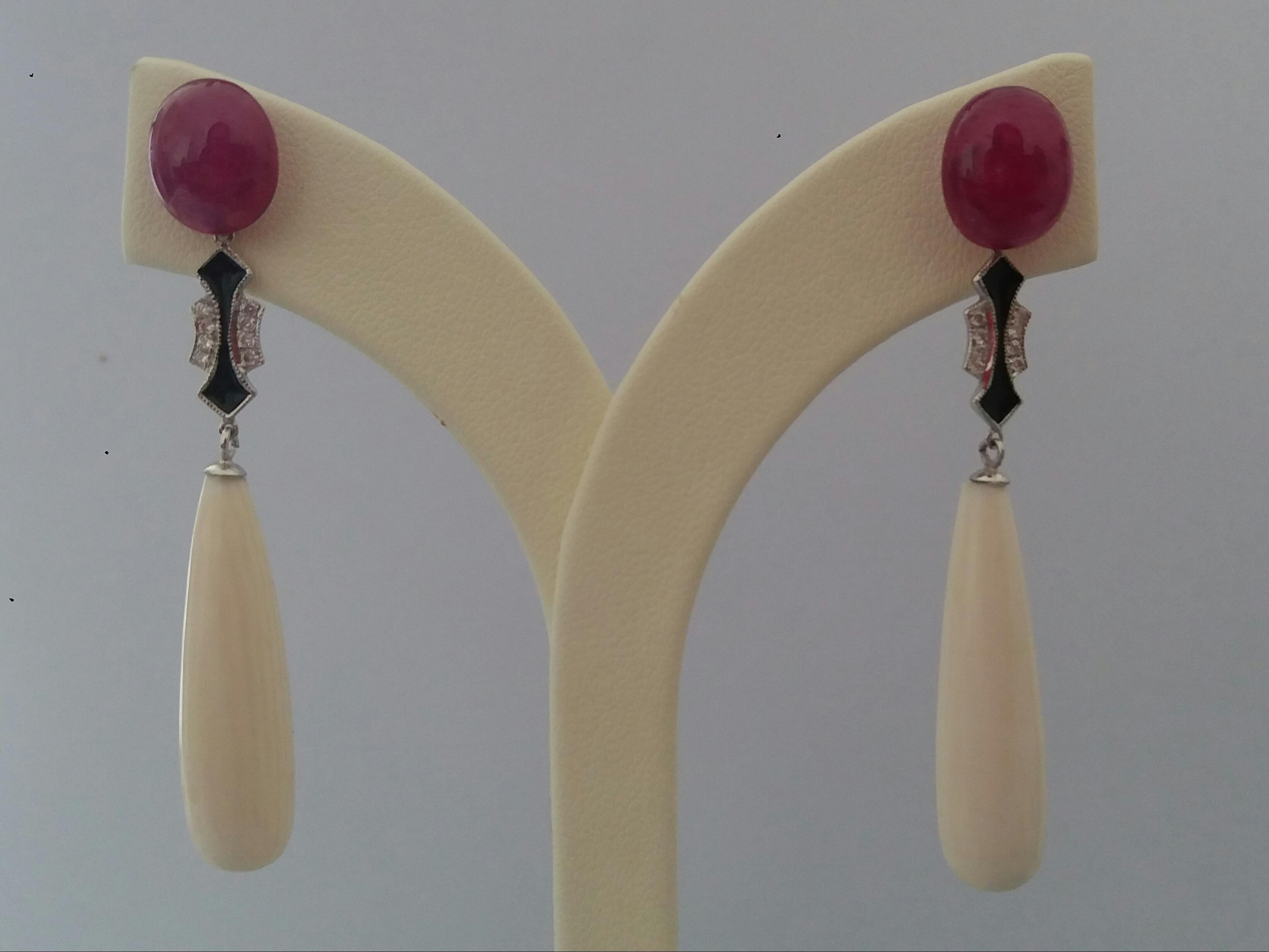 Donna Stile Art Deco Rubino Cabs Oro Diamanti Smalto Nero Osso di Mammut  Orecchini a goccia in vendita