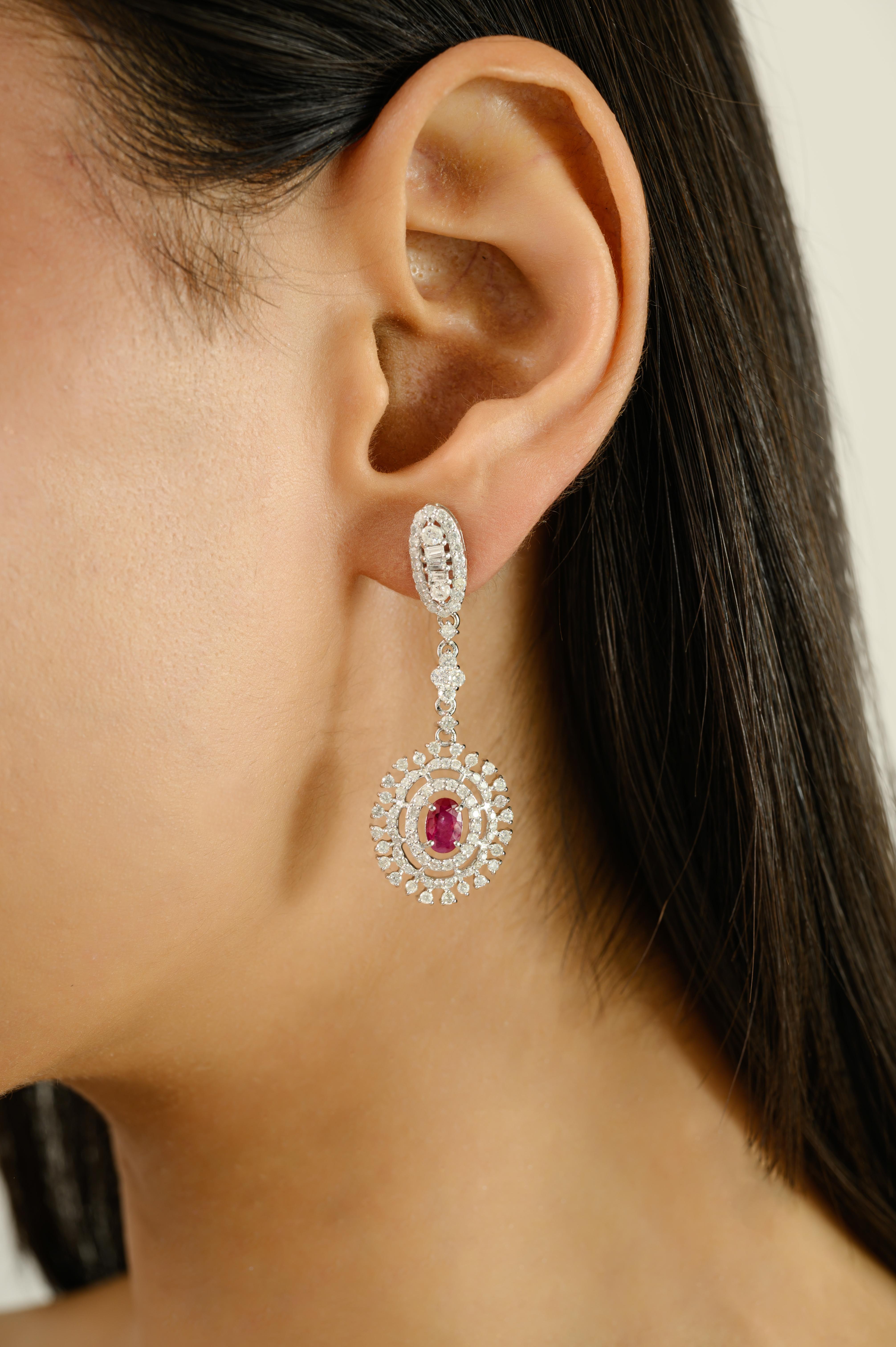 Taille ovale Boucles d'oreilles pendantes en or blanc 14 carats, style art déco, avec halo de rubis et de diamants Cadeau de luxe en vente