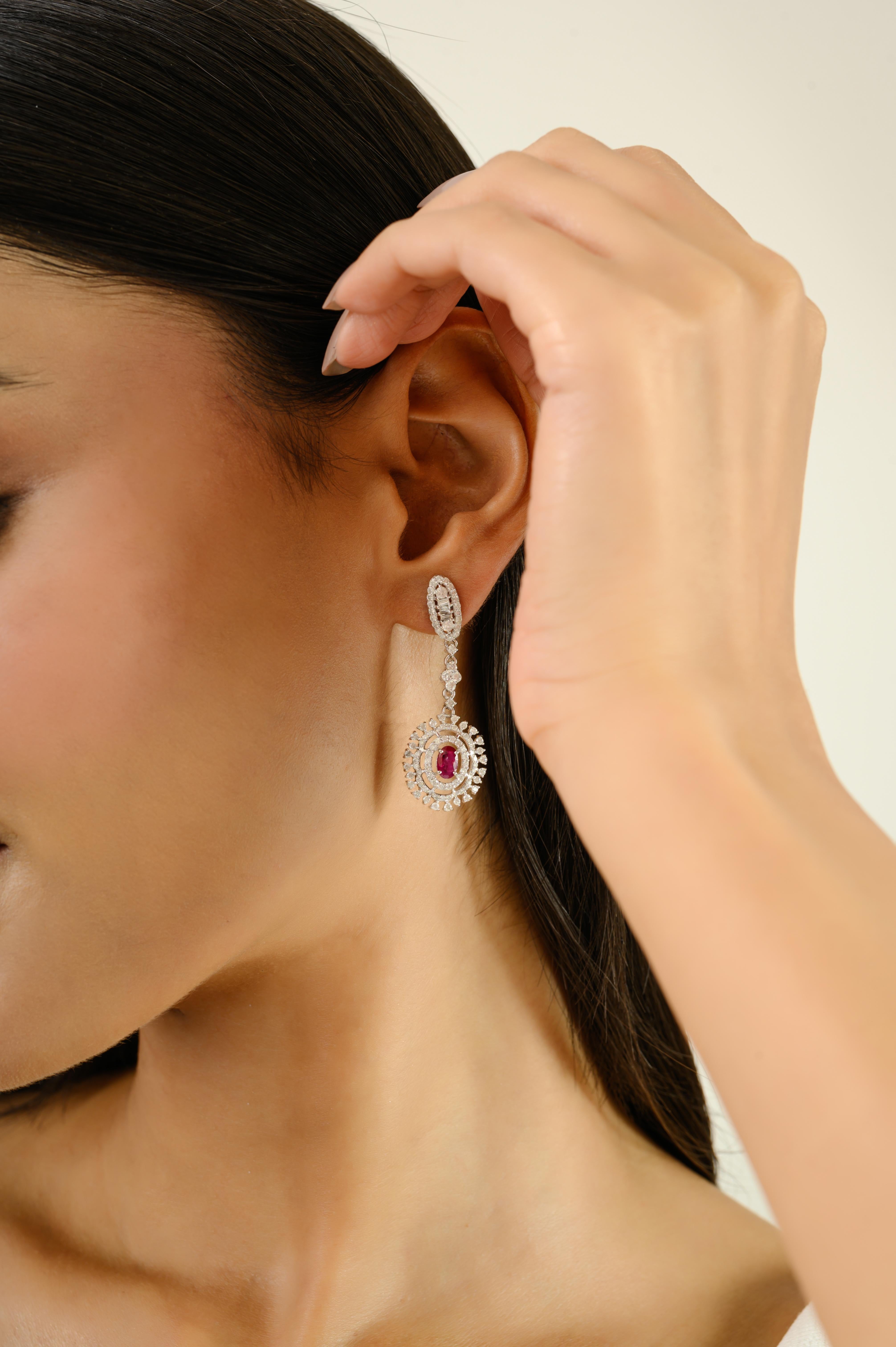 Boucles d'oreilles pendantes en or blanc 14 carats, style art déco, avec halo de rubis et de diamants Cadeau de luxe Pour femmes en vente