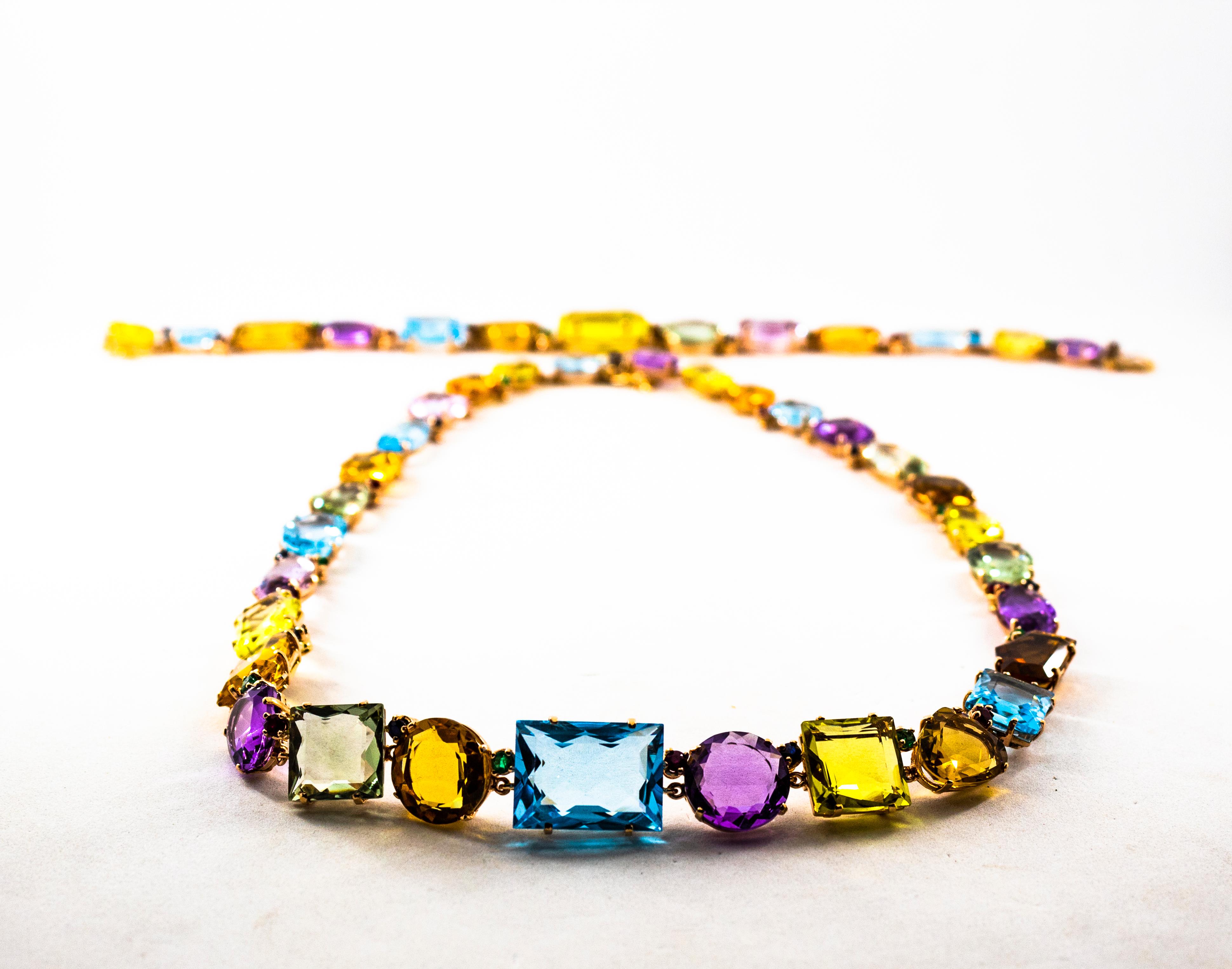 Taille ronde Collier en or jaune de style Art déco avec rubis, émeraudes, saphirs bleus, améthystes et citrine en vente