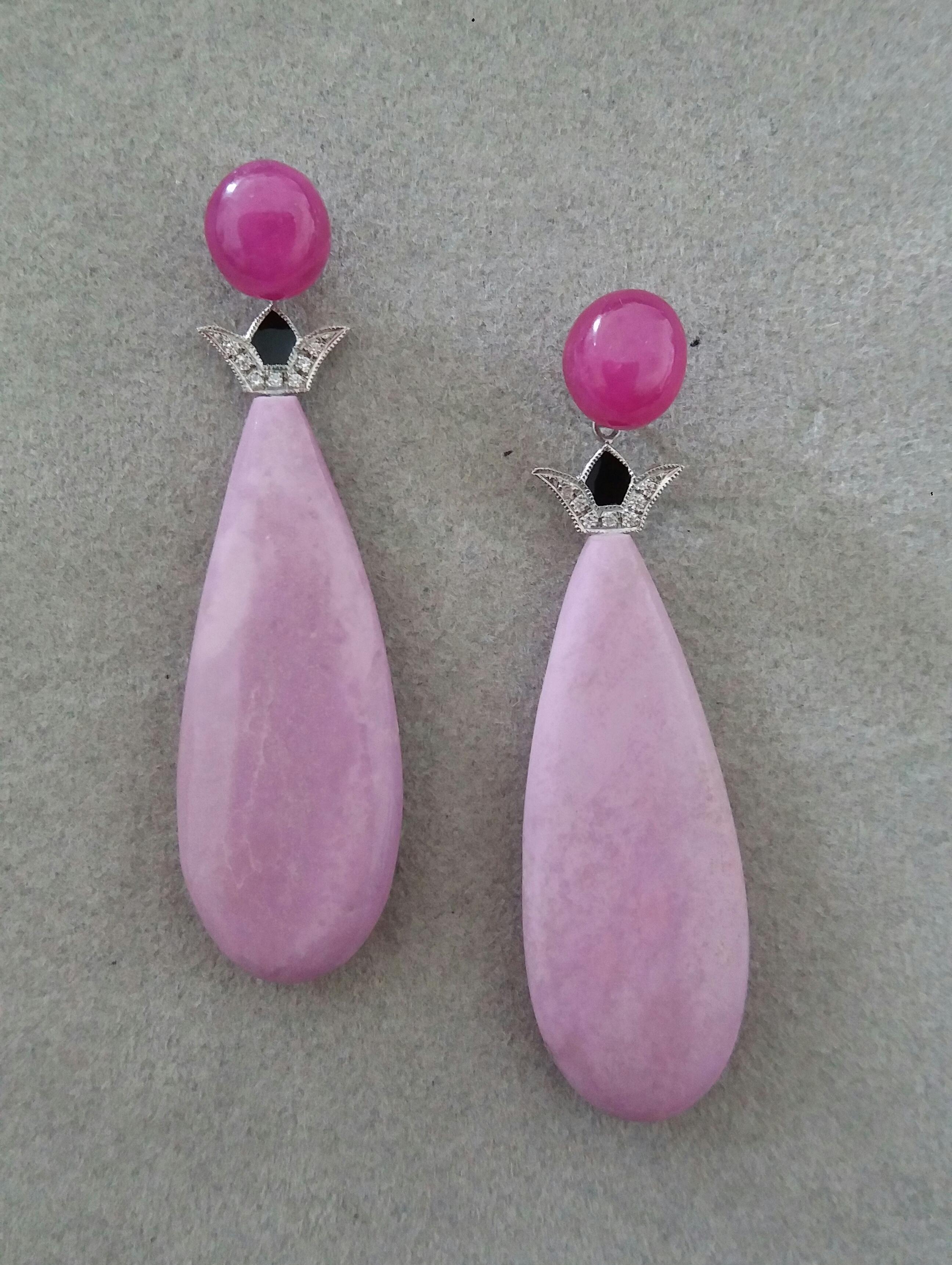 Ein Paar Ohrringe im Art-Déco-Stil, der obere Teil mit 2 ovalen Rubin-Cabochons, die 2 Elemente in Weißgold, Diamanten und schwarzem Emaille tragen, während die unteren Teile aus 2  Messung von Phosphosiderit-Flachtropfen  14 x 42 mm. 
1978 begann