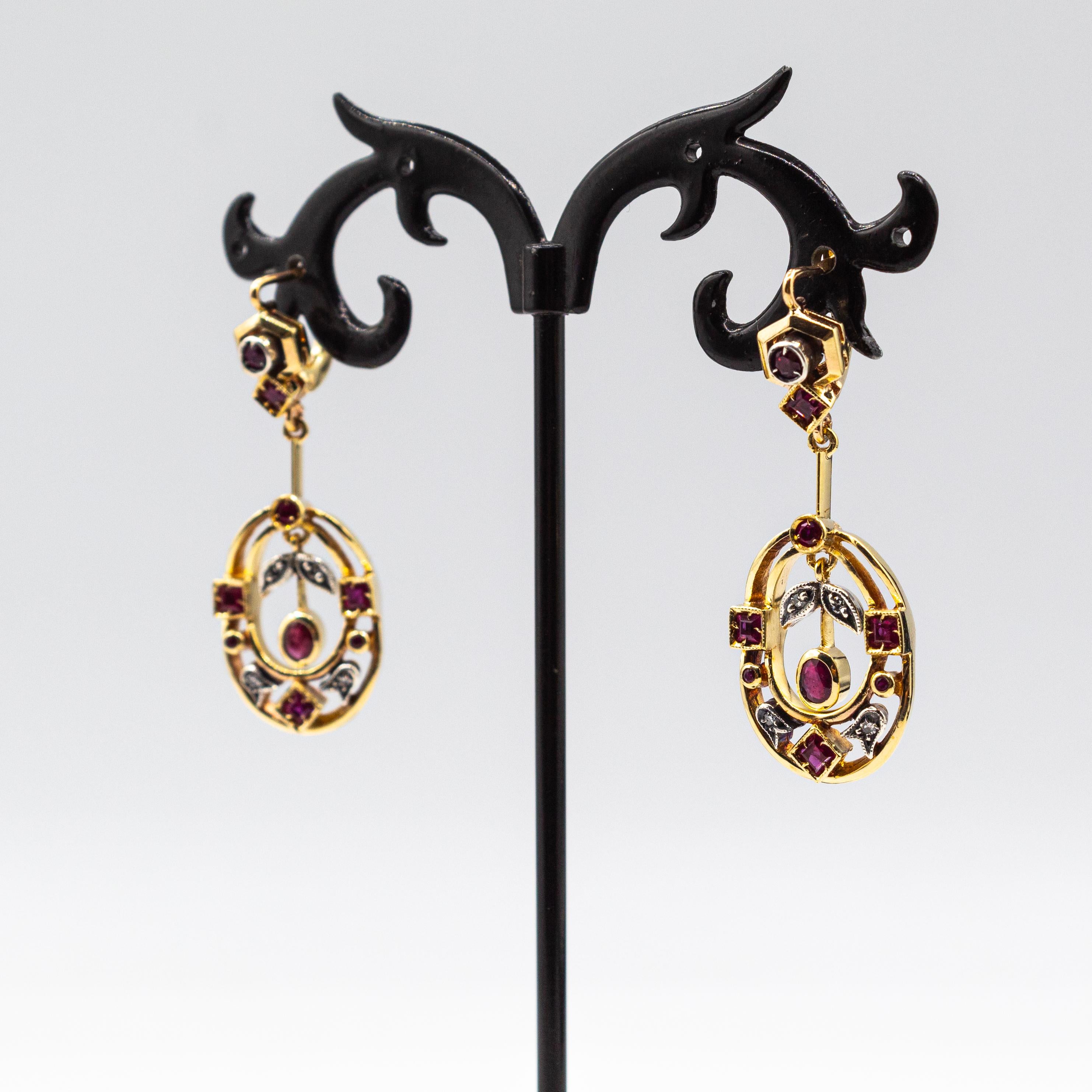 Art Deco Style Ruby White Round Cut Diamond Yellow Gold Lever-Back Earrings Unisexe en vente