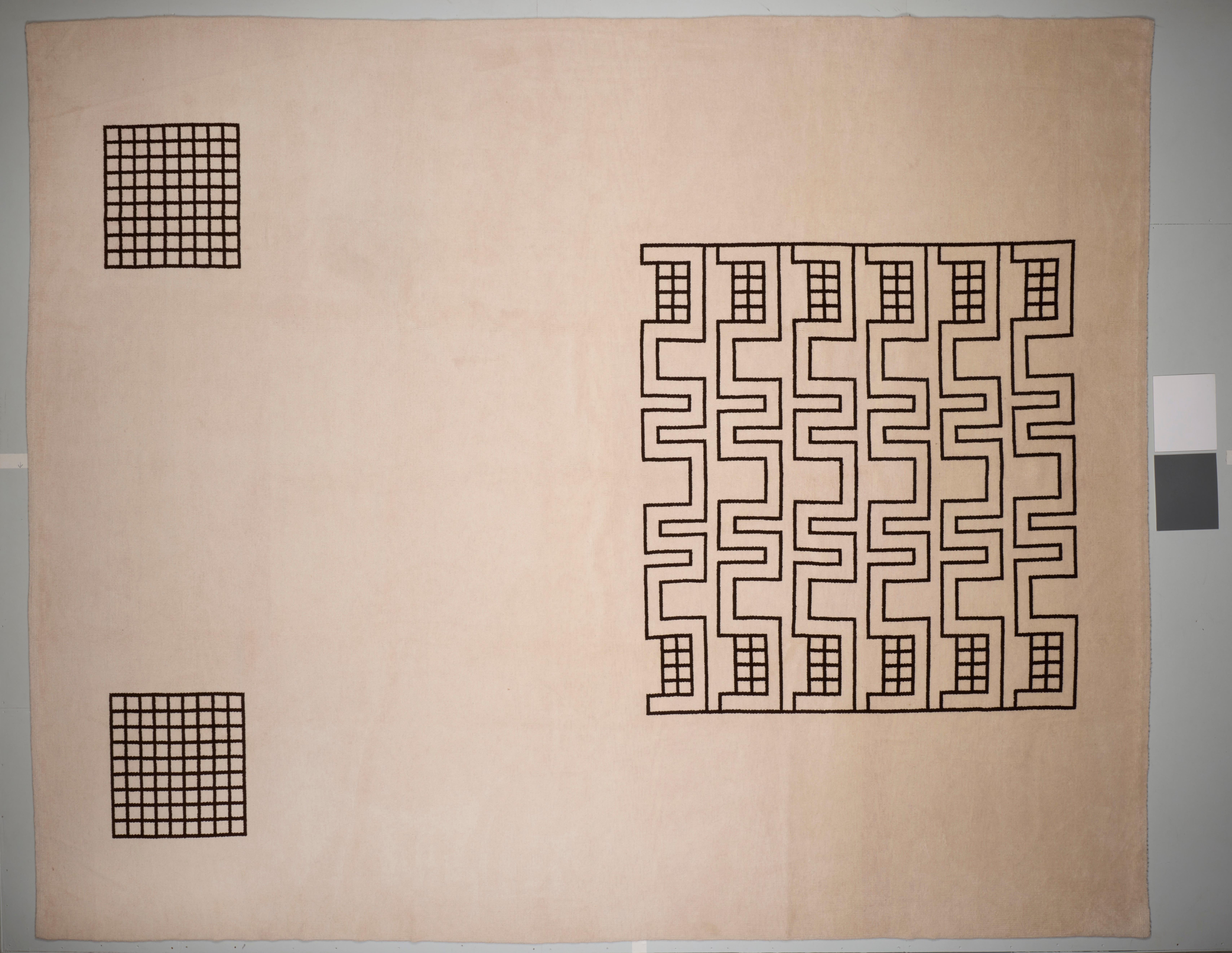 Tappeto personalizzato tessuto a mano ispirato ai motivi art déco popolari nel linguaggio dei designer di tappeti francesi degli anni 1920-1930.

Il tappeto ha uno sfondo color crema con un motivo tribale marrone. È in condizioni eccellenti ed è