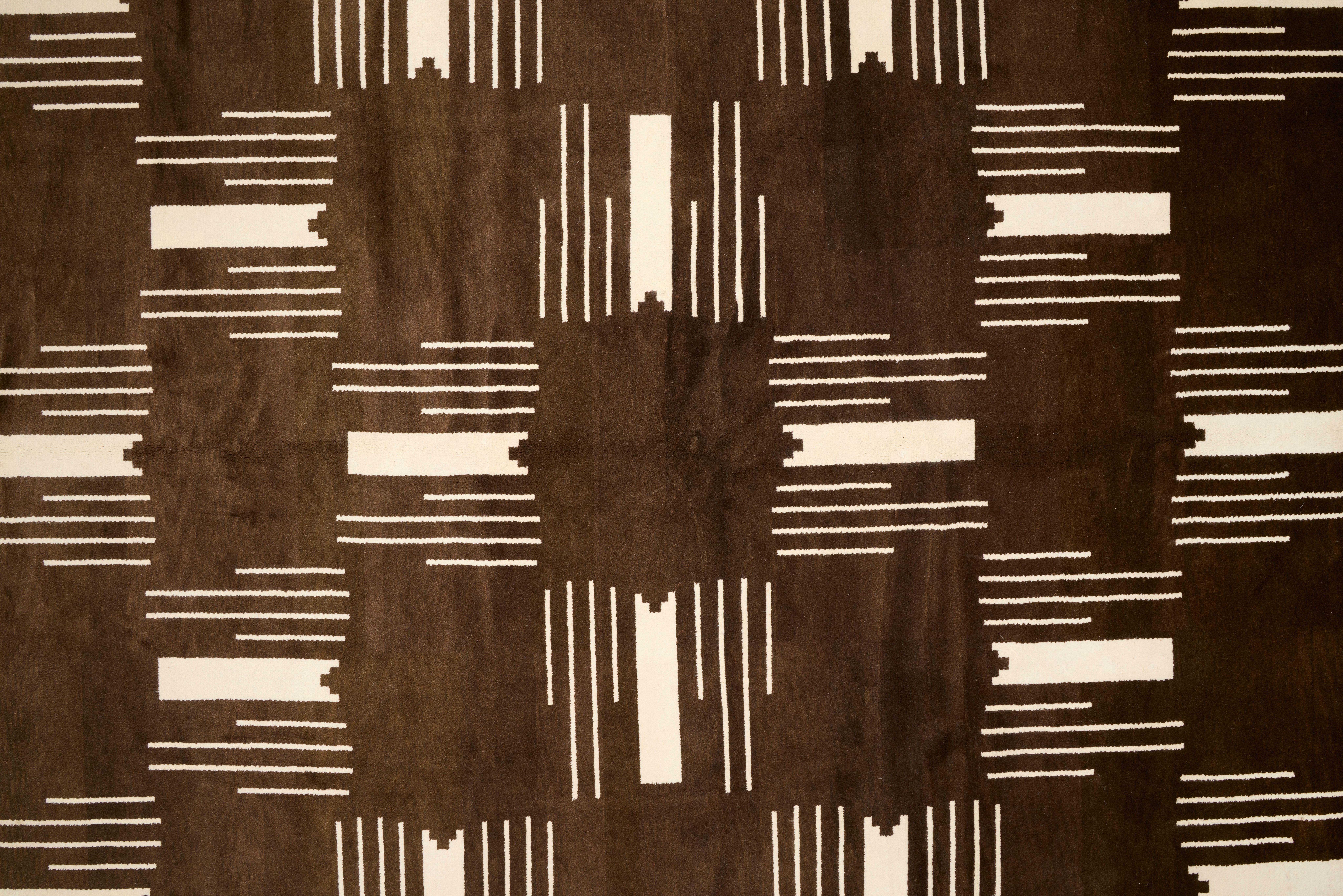 Tappeto personalizzato tessuto a mano ispirato ai motivi art déco popolari nel linguaggio dei designer di tappeti francesi degli anni 1920-1930.

Il tappeto ha uno sfondo verde muschio intenso con un motivo art deco color crema. È in condizioni