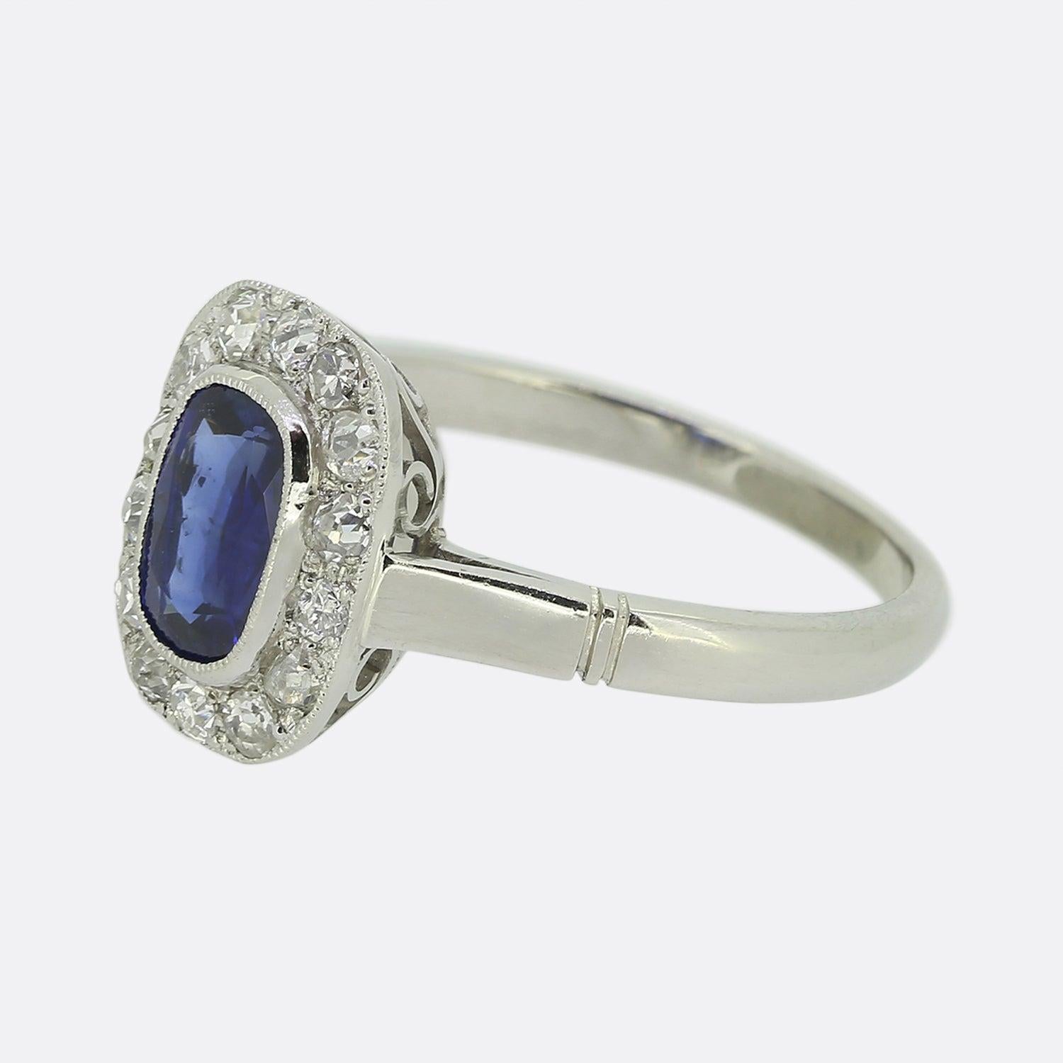 Dieser bezaubernde Ring mit Saphiren und Diamanten ist eine wunderbare Hommage an ein klassisches Art-Déco-Design. In der Mitte des Zifferblatts ist ein einzelner ovaler, facettierter Saphir in einem kräftigen marineblauen Farbton gefasst. Dieser