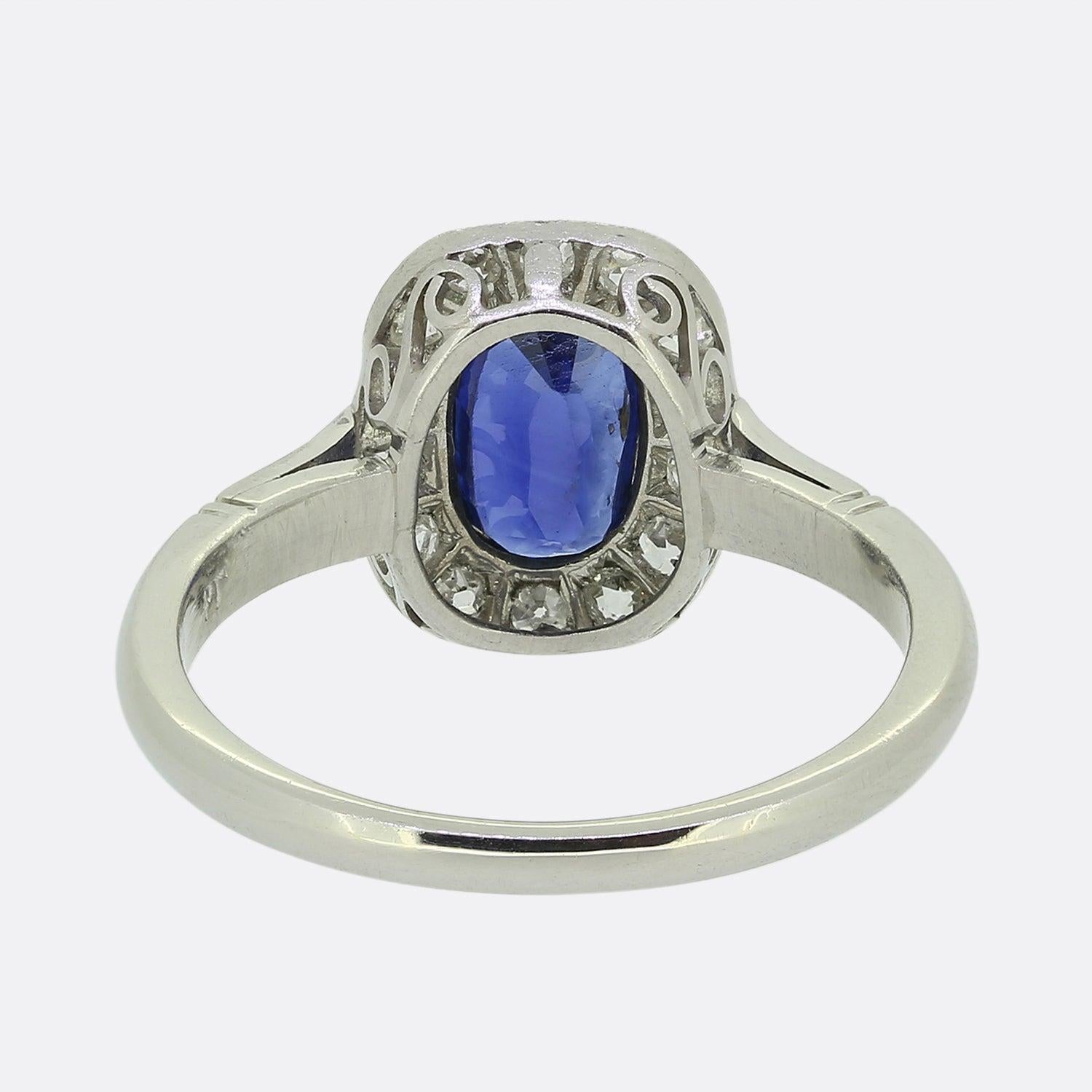Cluster-Ring im Art-Déco-Stil mit Saphiren und Diamanten (Ovalschliff) im Angebot